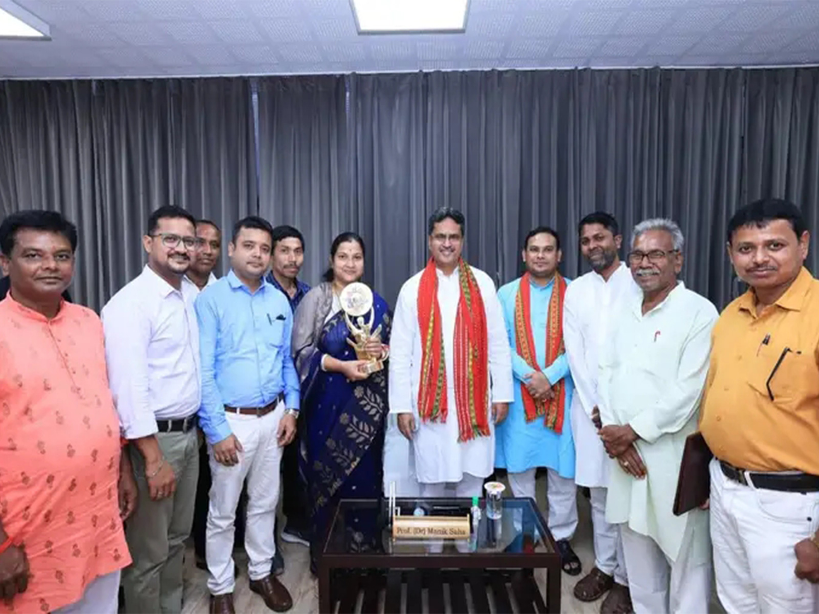 Tripura Chief Minister Dr Manik Saha with Panchayat award winners (Photo/ Tripura CMO)