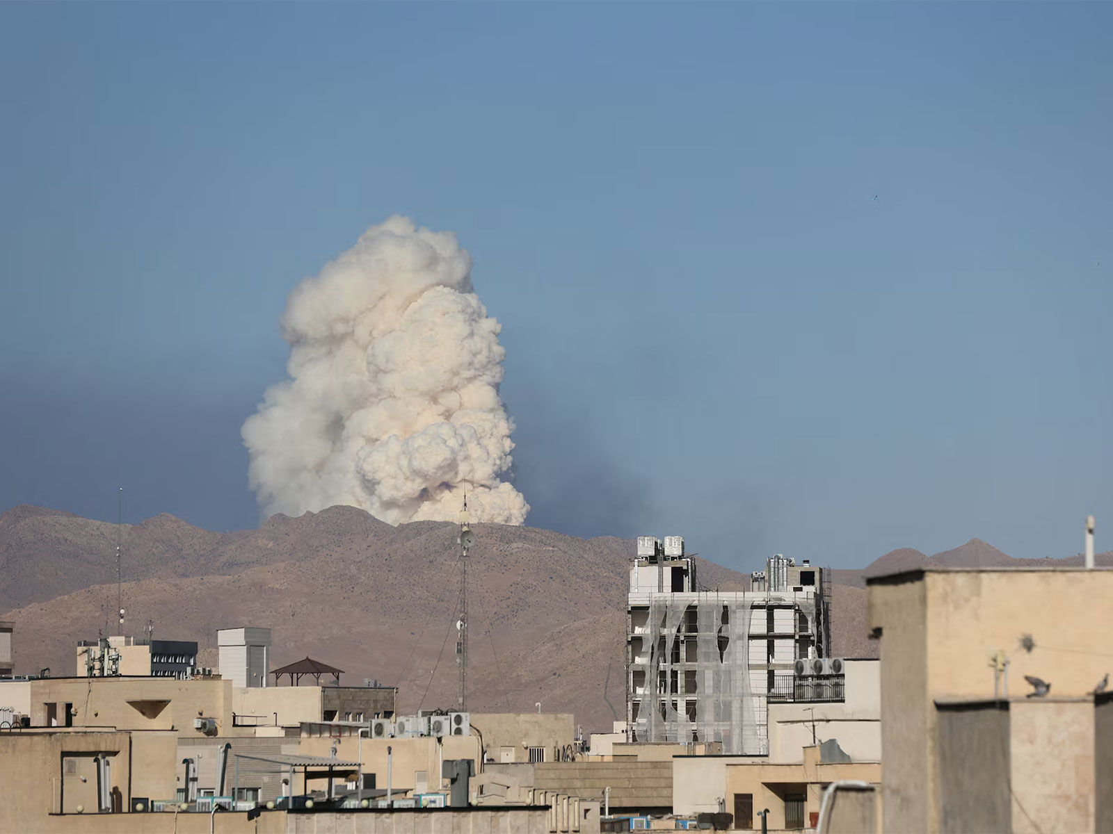 Smoke rises over Tehran following reported Israeli airstrikes targeting sites in the Iranian capital. (Photo/Reuters) Smoke rises over Tehran following reported Israeli airstrikes targeting sites in the Iranian capital. (Photo/Reuters)