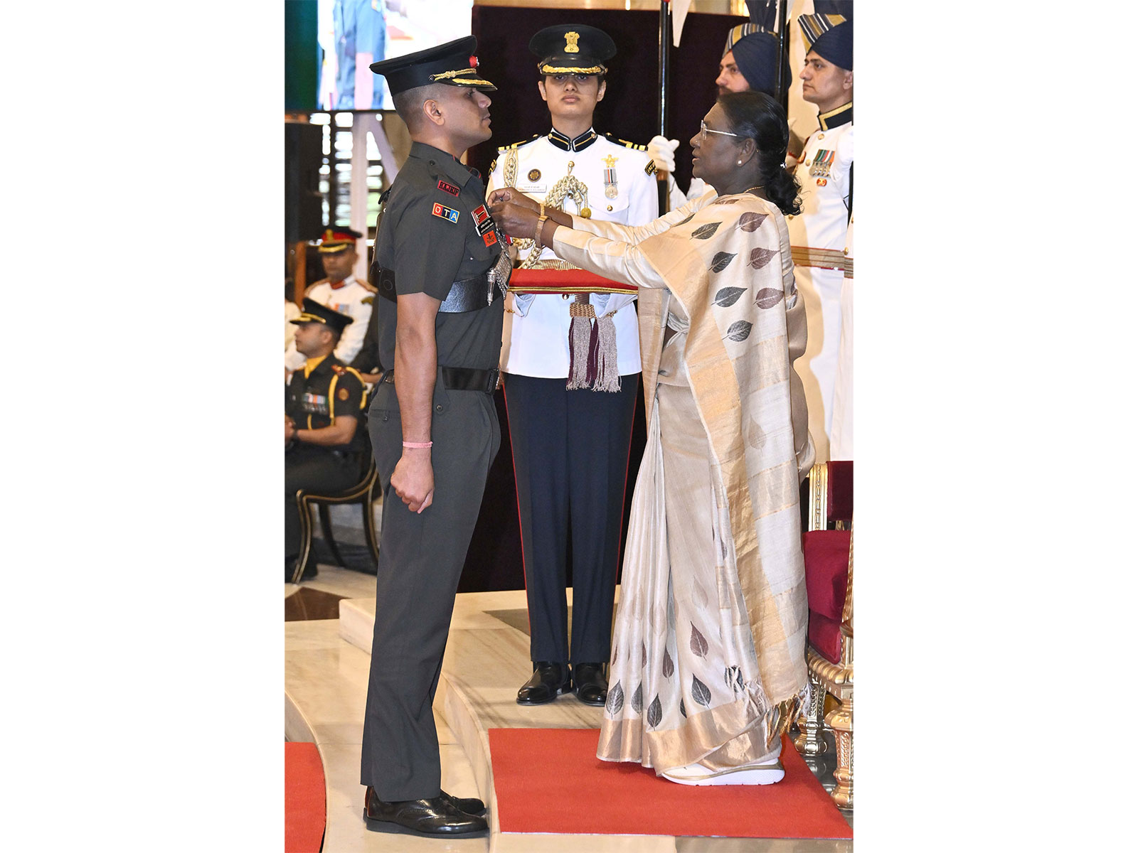 President Droupadi Murmu presents Shaurya Chakra to Major Aditya Pratap Singh, The Rajputana Rifles/44 Assam Rifles (Photo/X@rashtrapatibhvn)