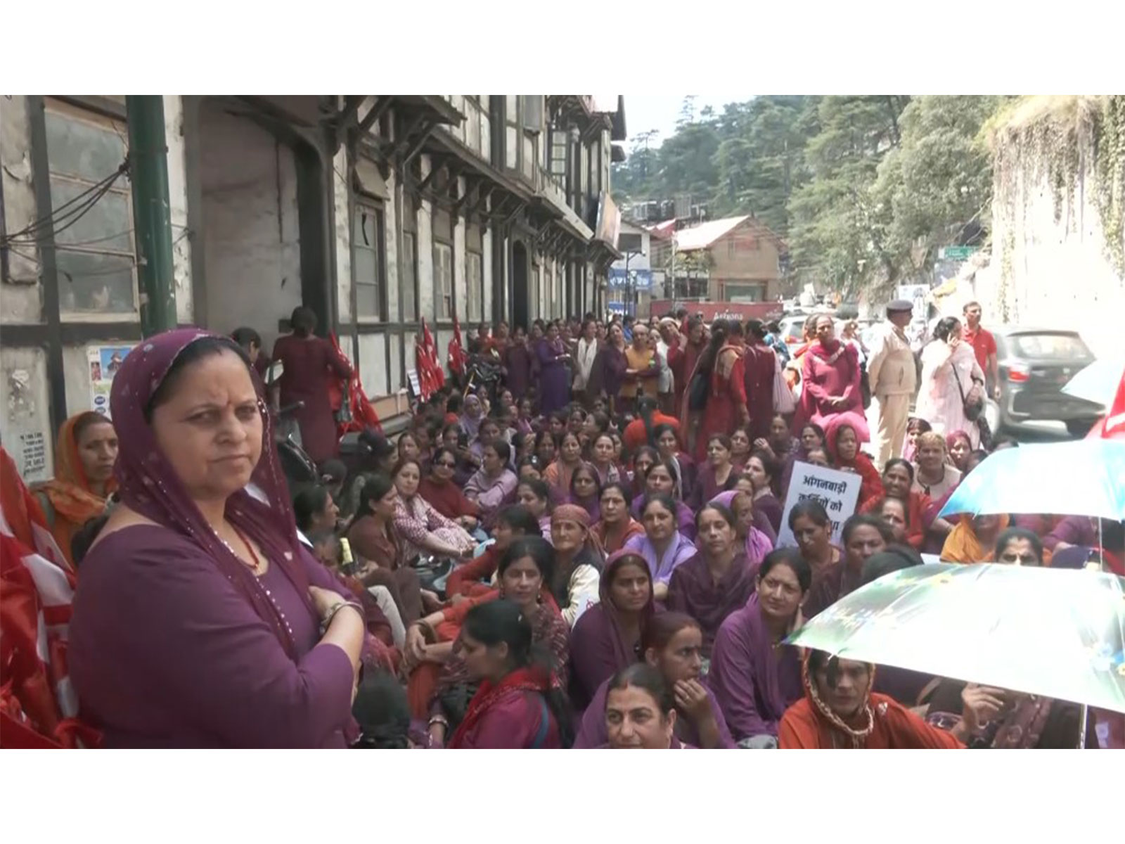 Aganwadi workers gherao Himachal Secretariat, demand gratuity, pension and social&hellip;