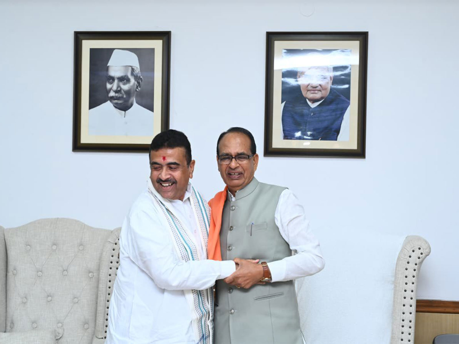 West Bengal CM Suvendu Adhikari with Agriculture Minister Shivraj Chouhan (Photo/@ChouhanShivraj) West Bengal CM Suvendu Adhikari with Agriculture Minister Shivraj Chouhan (Photo/@ChouhanShivraj)