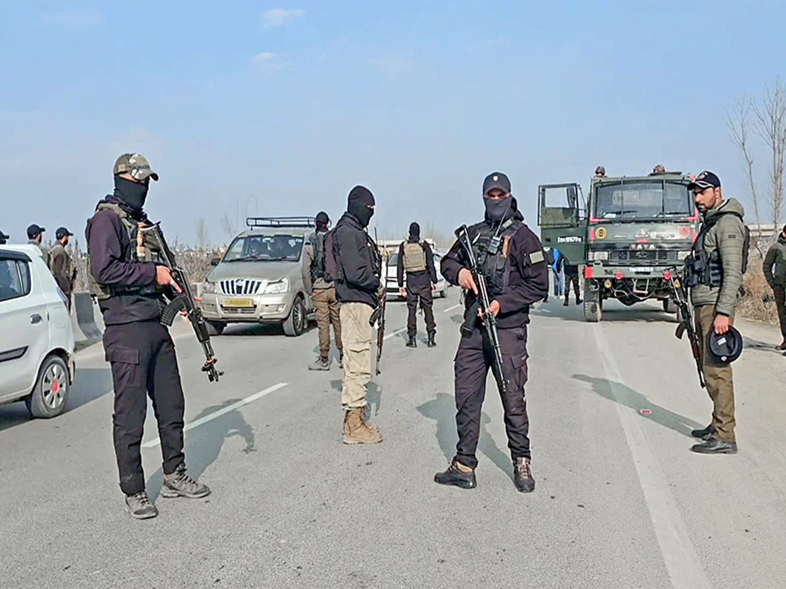 Baramulla Police officials conducts joint operation with 52 RR (Photo/ANI)