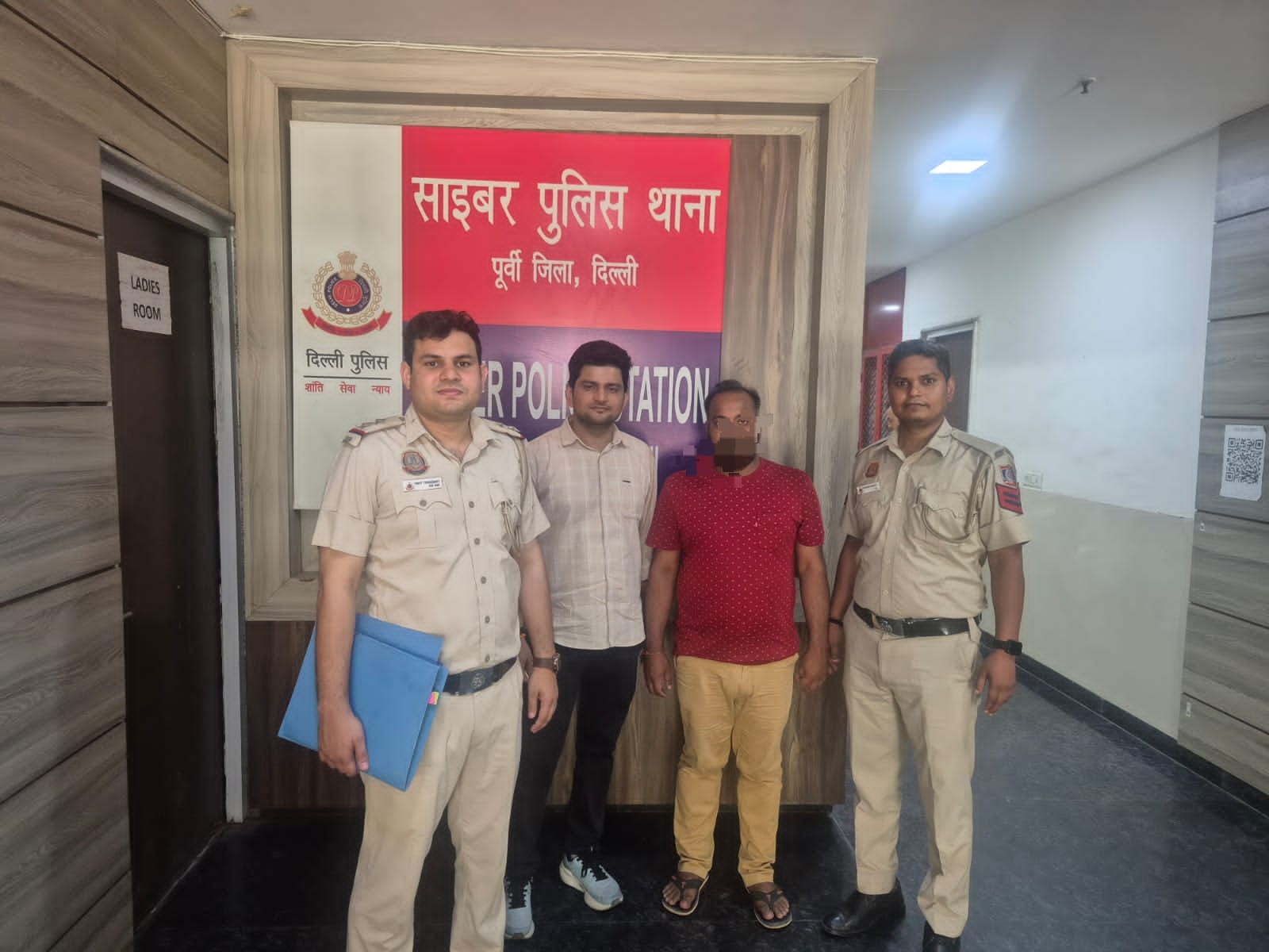 Delhi Cyber Police with arrested accused (Photo/Delhi Police)