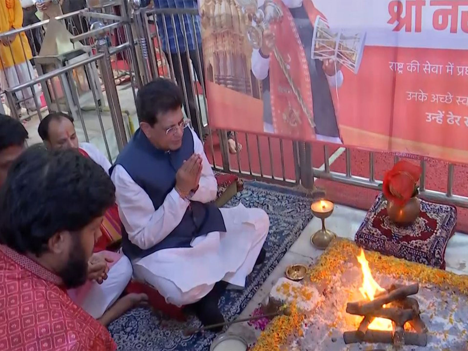 Union Minister Piyush Goyal offers prayers at Hanuman Mandir (Photo/ANI) Union Minister Piyush Goyal offers prayers at Hanuman Mandir (Photo/ANI)