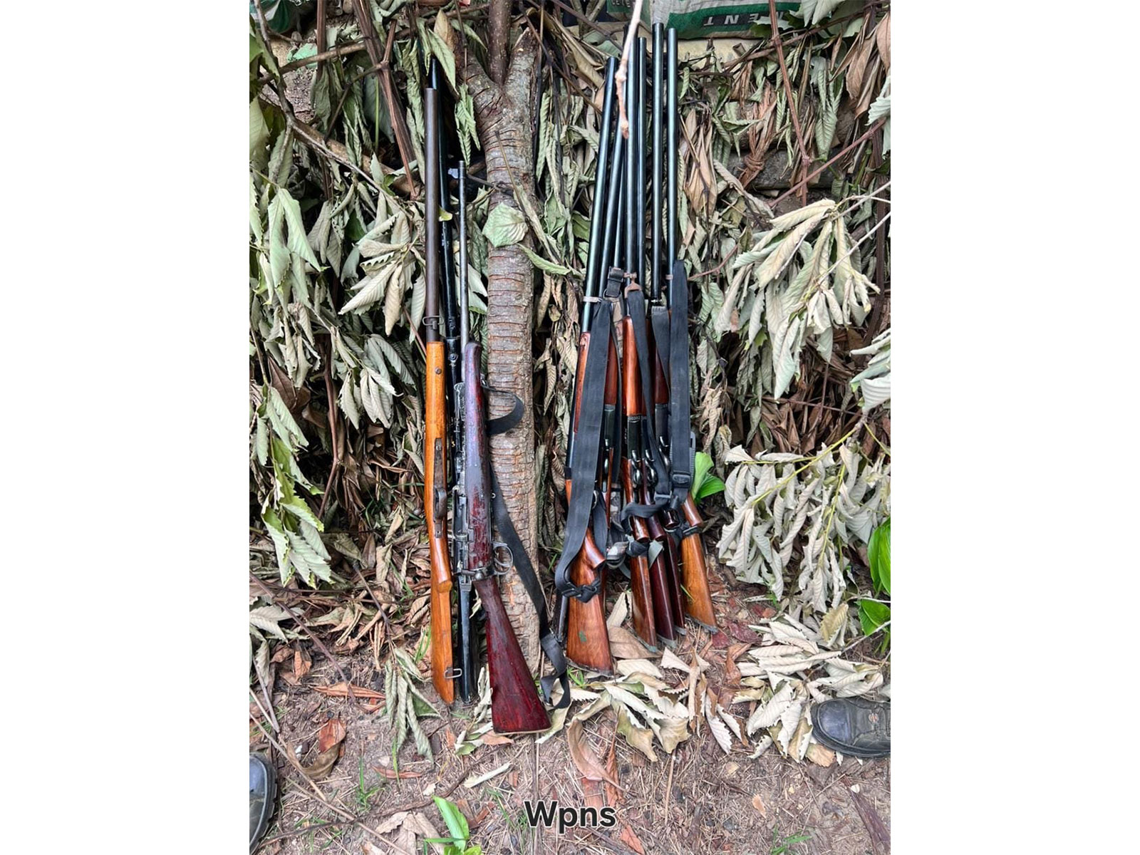 Weapons recovered from armed persons (Photo/X/@manipur_police) Weapons recovered from armed persons (Photo/X/@manipur_police)