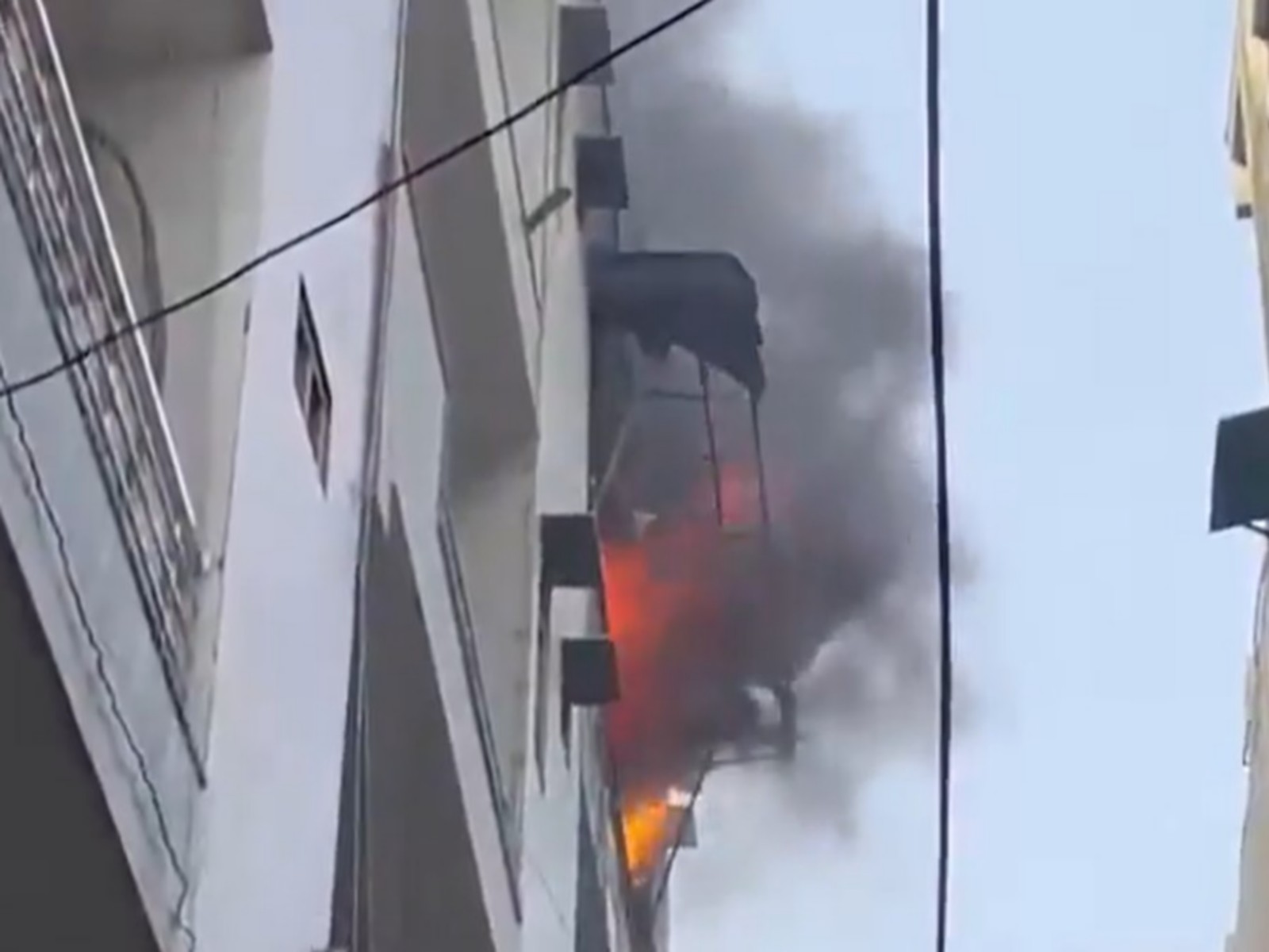 Massive fire breaks out at a PG accommodation in Subzi Mandi area  (Photo/ANI)