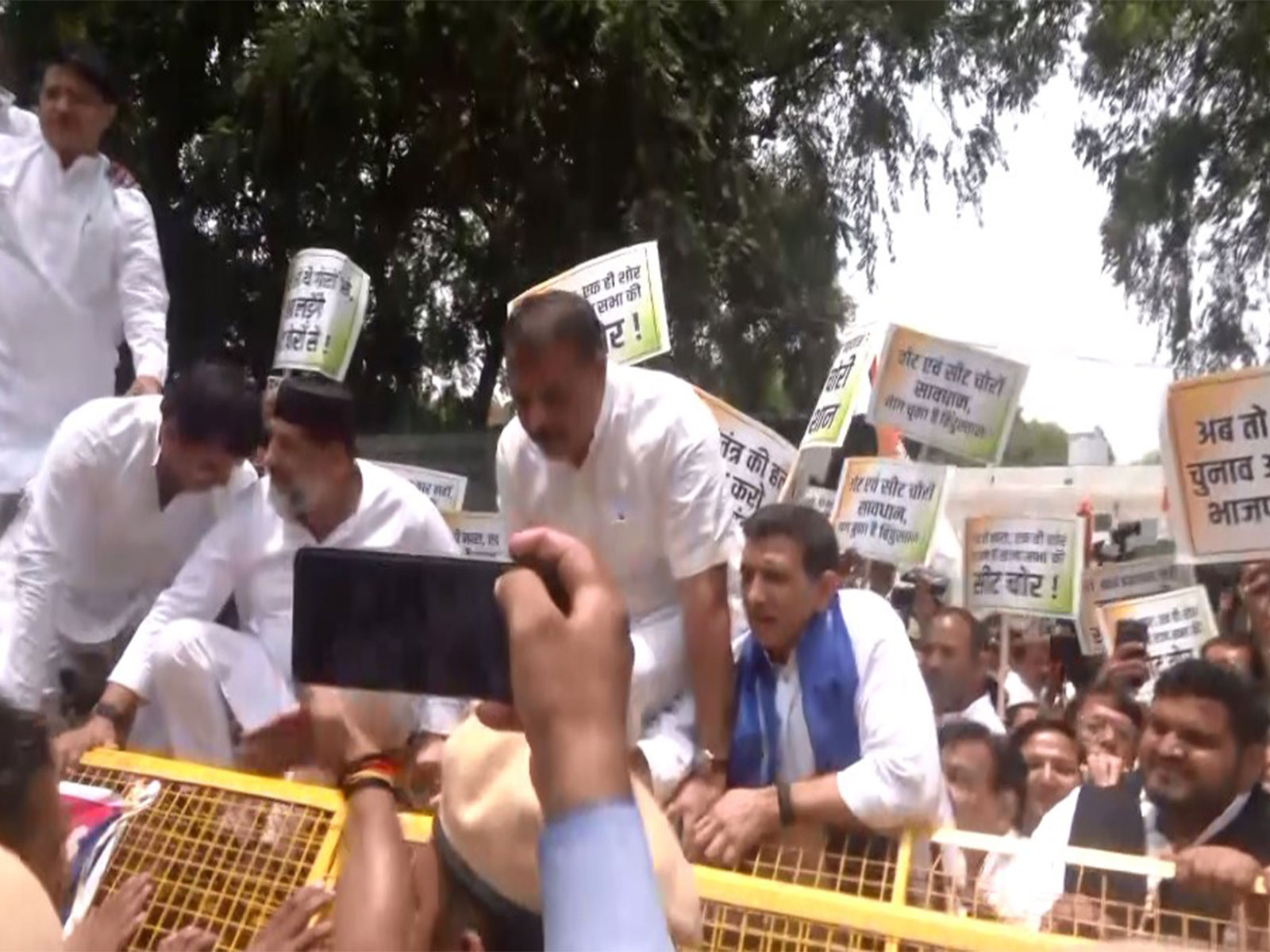Congress workers stage protest (Photo/ANI)