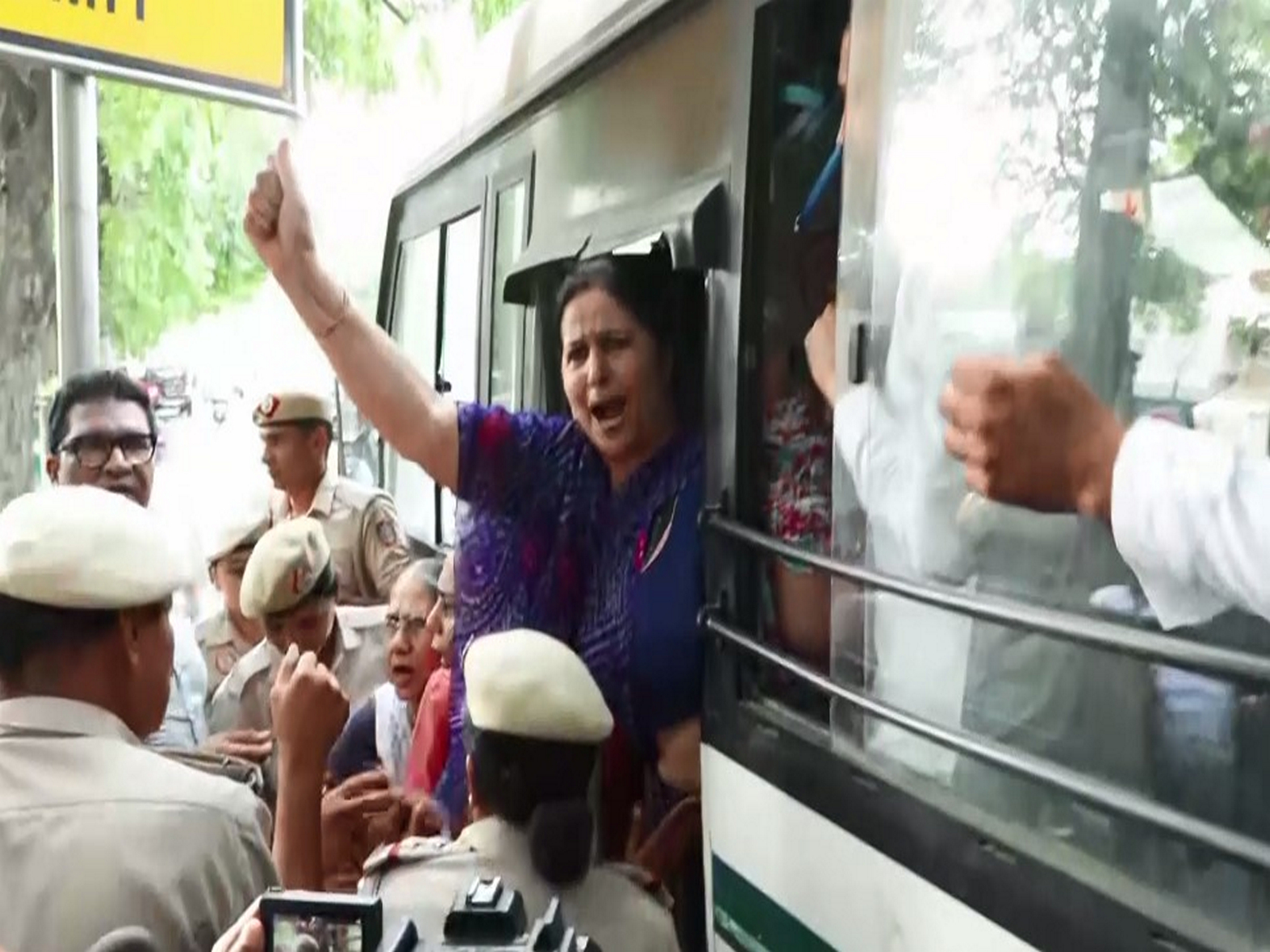 Rajiv Gandhi Panchayati Raj Sangathan workers getting detained (Photo/ANI) Rajiv Gandhi Panchayati Raj Sangathan workers getting detained (Photo/ANI)