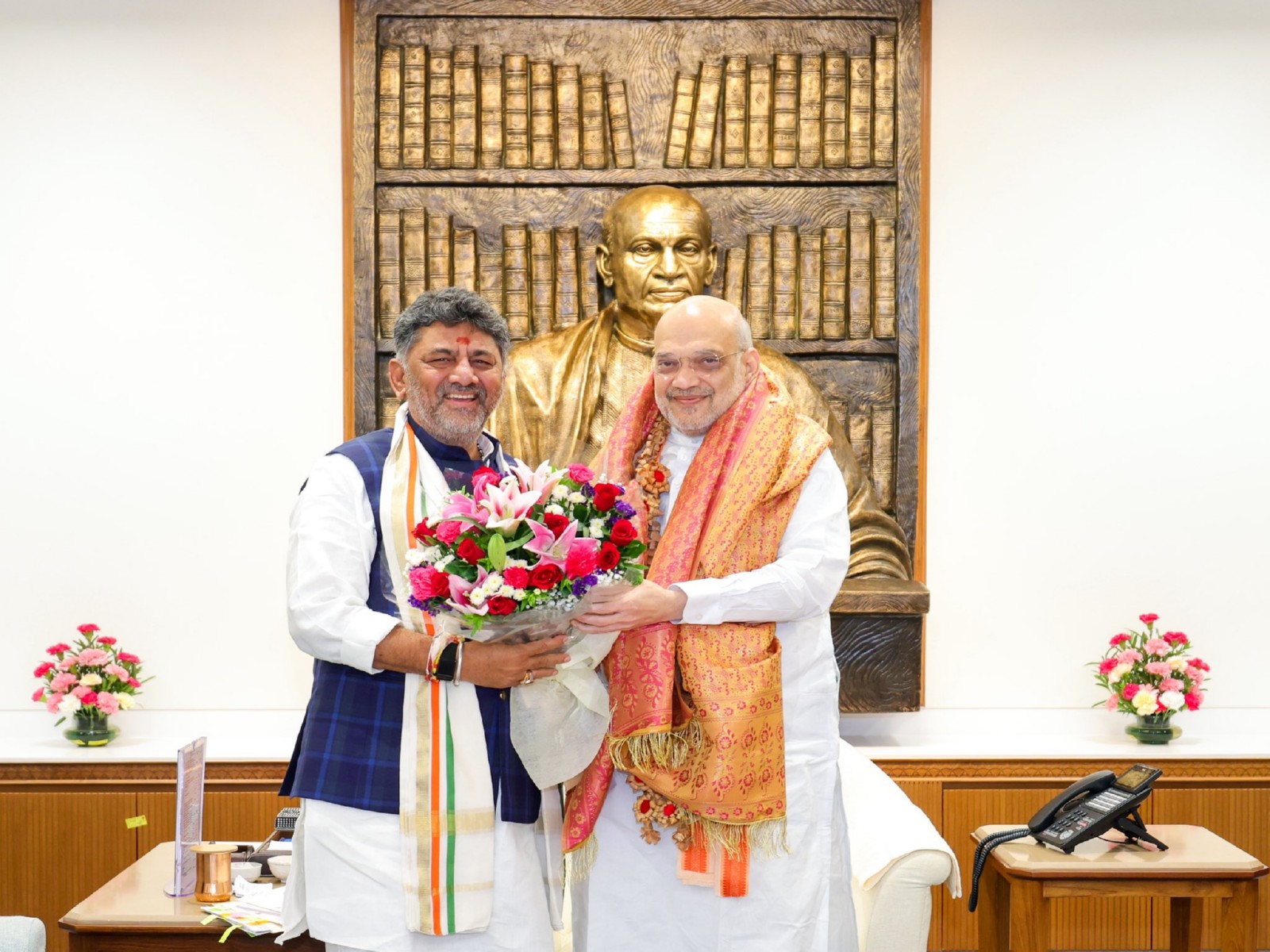 Karnataka Chief Minister DK Shivakumar with Union Home Minister Amit Shah (Photo/x/@HMOIndia)