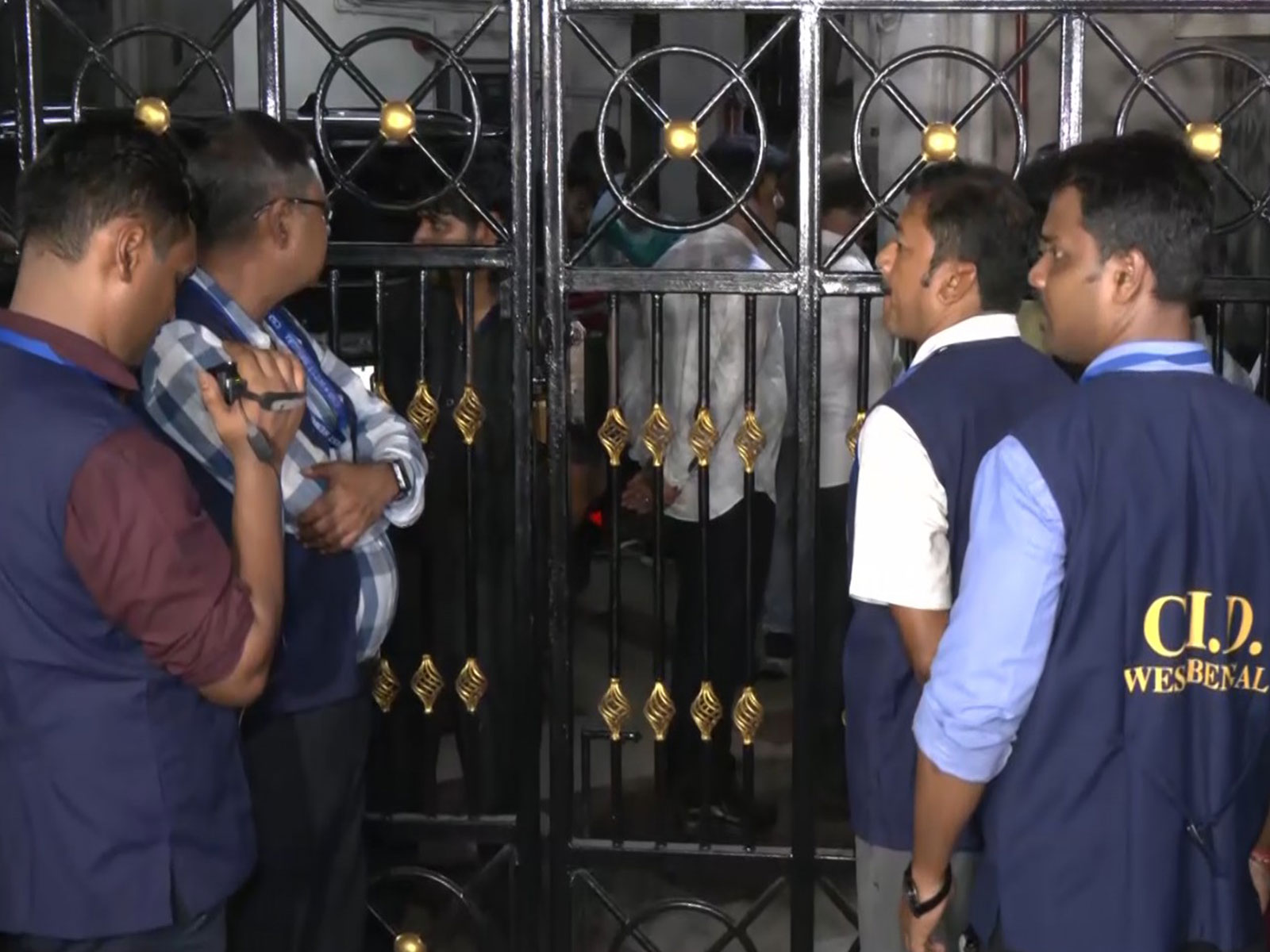CID Team at TMC Leader Abhishek Banerjee’s Residence (Photo/ANI)
