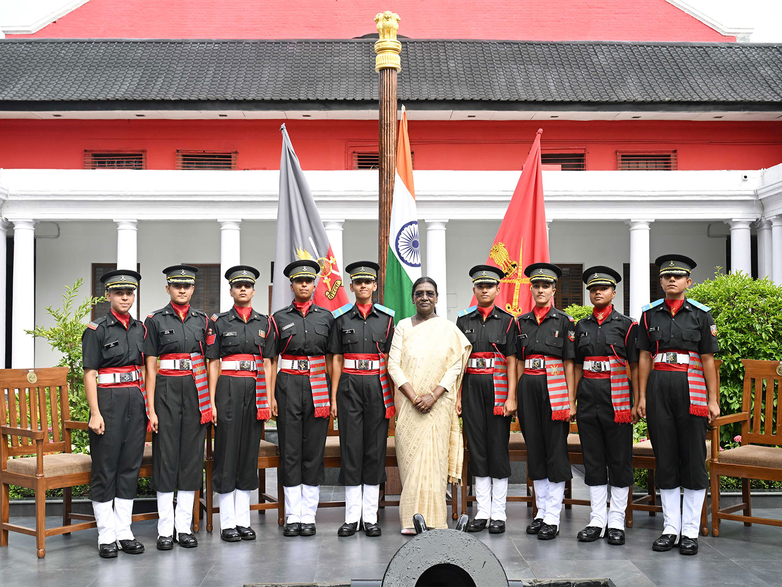 President Droupadi Murmu with cadets (Photo/PIB)