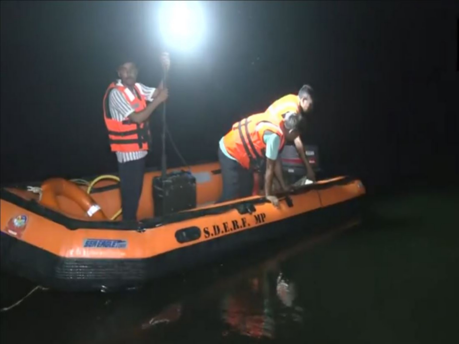 SDRF teams, along with local police and assistance, carry out search operations for the second medical student at Tighra Dam in Gwalior (Photo/ANI)