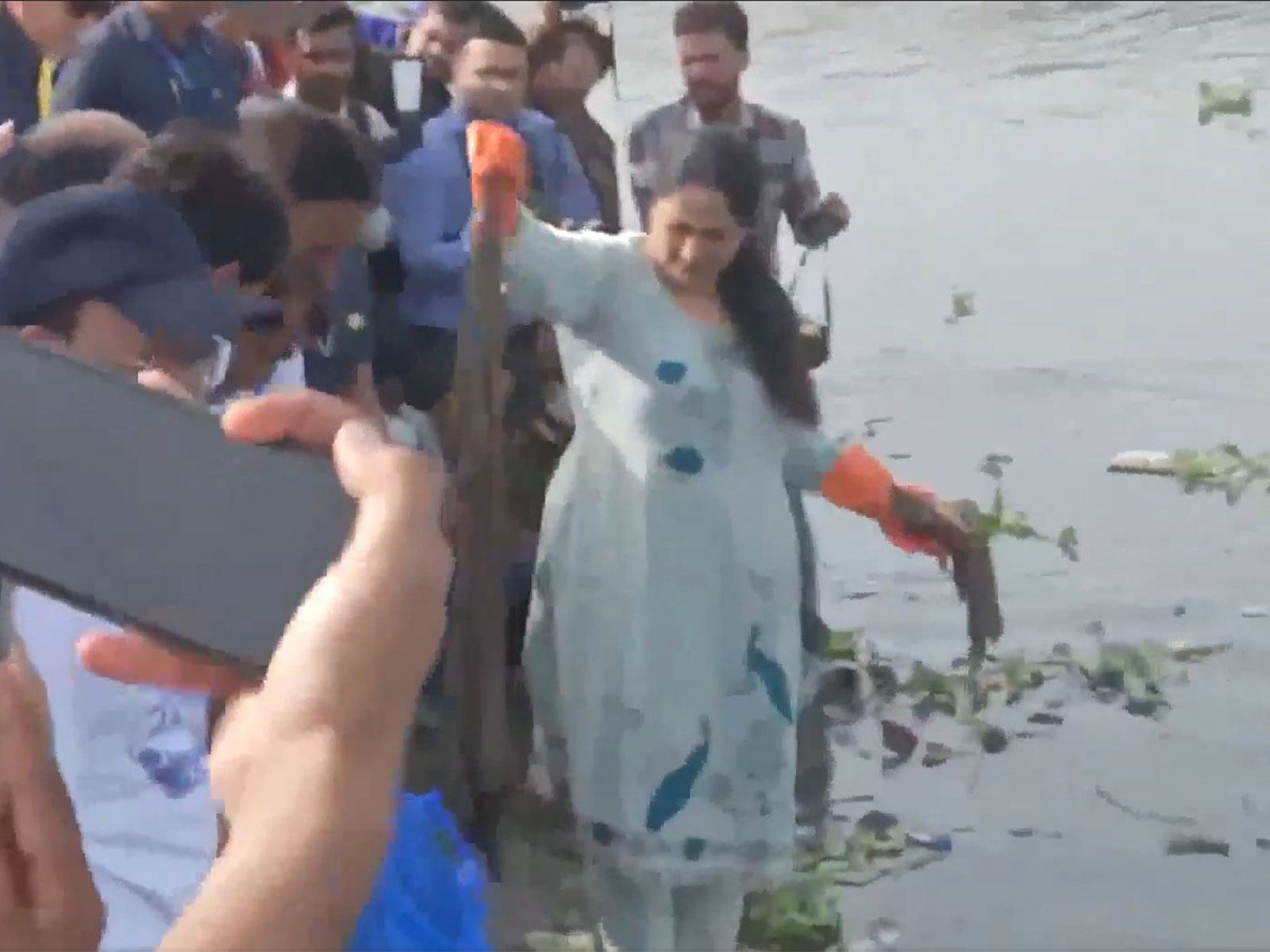 Delhi Chief Minister Rekha Gupta at Dashmesh Ghat in Geeta Colony(Photo/ANI) Delhi Chief Minister Rekha Gupta at Dashmesh Ghat in Geeta Colony(Photo/ANI)