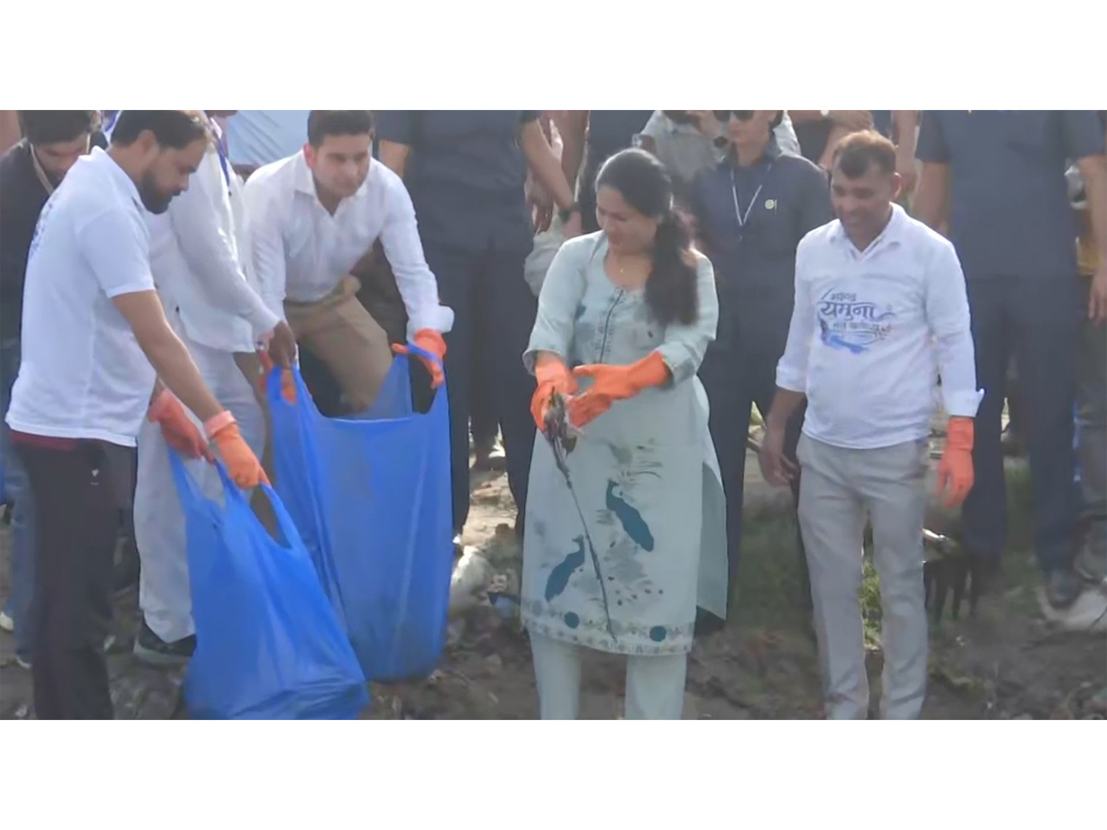 Delhi Chief Minister Rekha Gupta at Dashmesh Ghat in Geeta Colony(Photo/ANI) Delhi Chief Minister Rekha Gupta at Dashmesh Ghat in Geeta Colony(Photo/ANI)