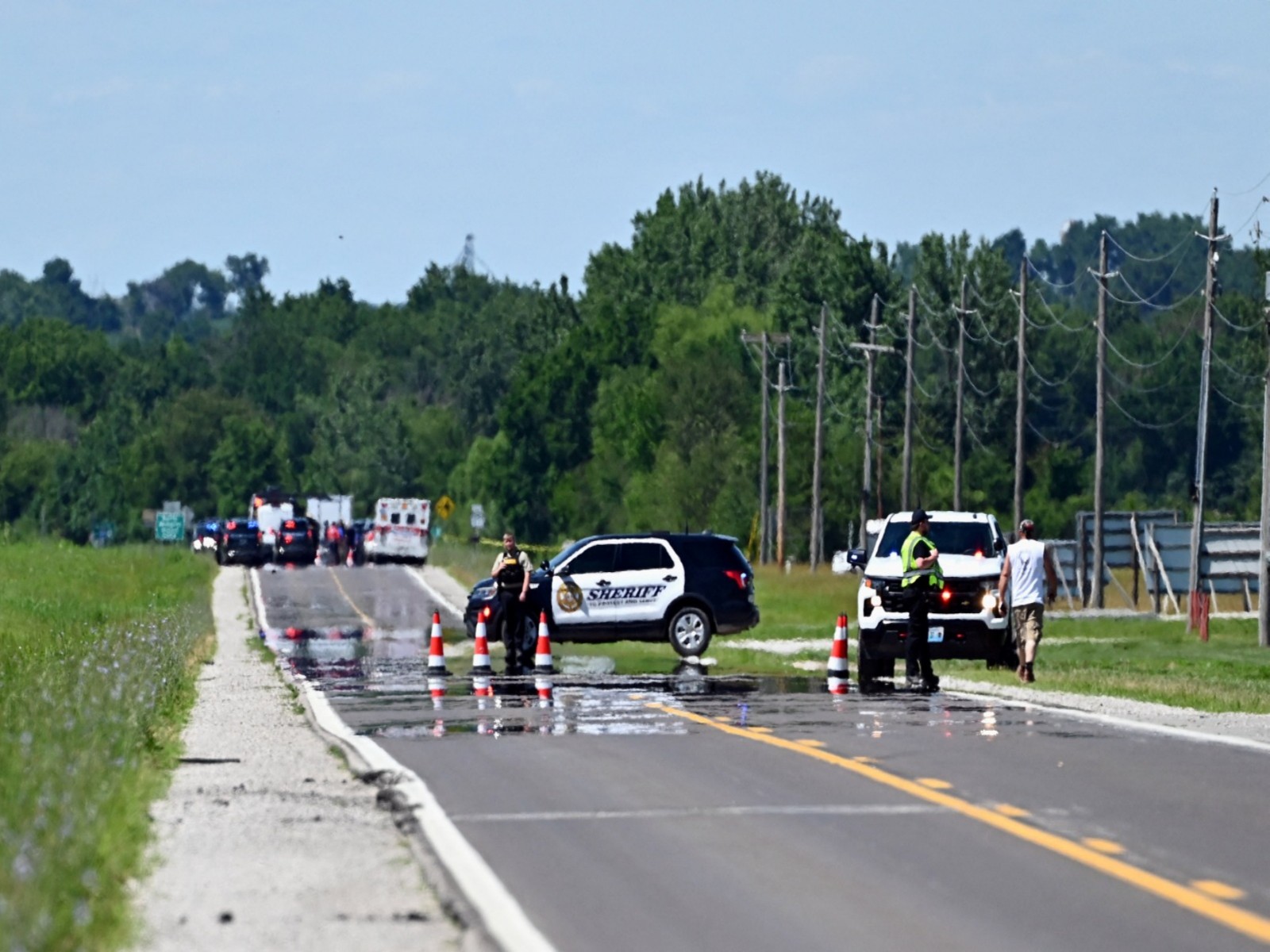 Bates County Sheriff's Deputies block the road leading to Butler Memorial Airport after a plane carrying skydivers crashed in Butler, Missouri, U.S (Photo/Reuters) Bates County Sheriff's Deputies block the road leading to Butler Memorial Airport after a plane carrying skydivers crashed in Butler, Missouri, U.S (Photo/Reuters)