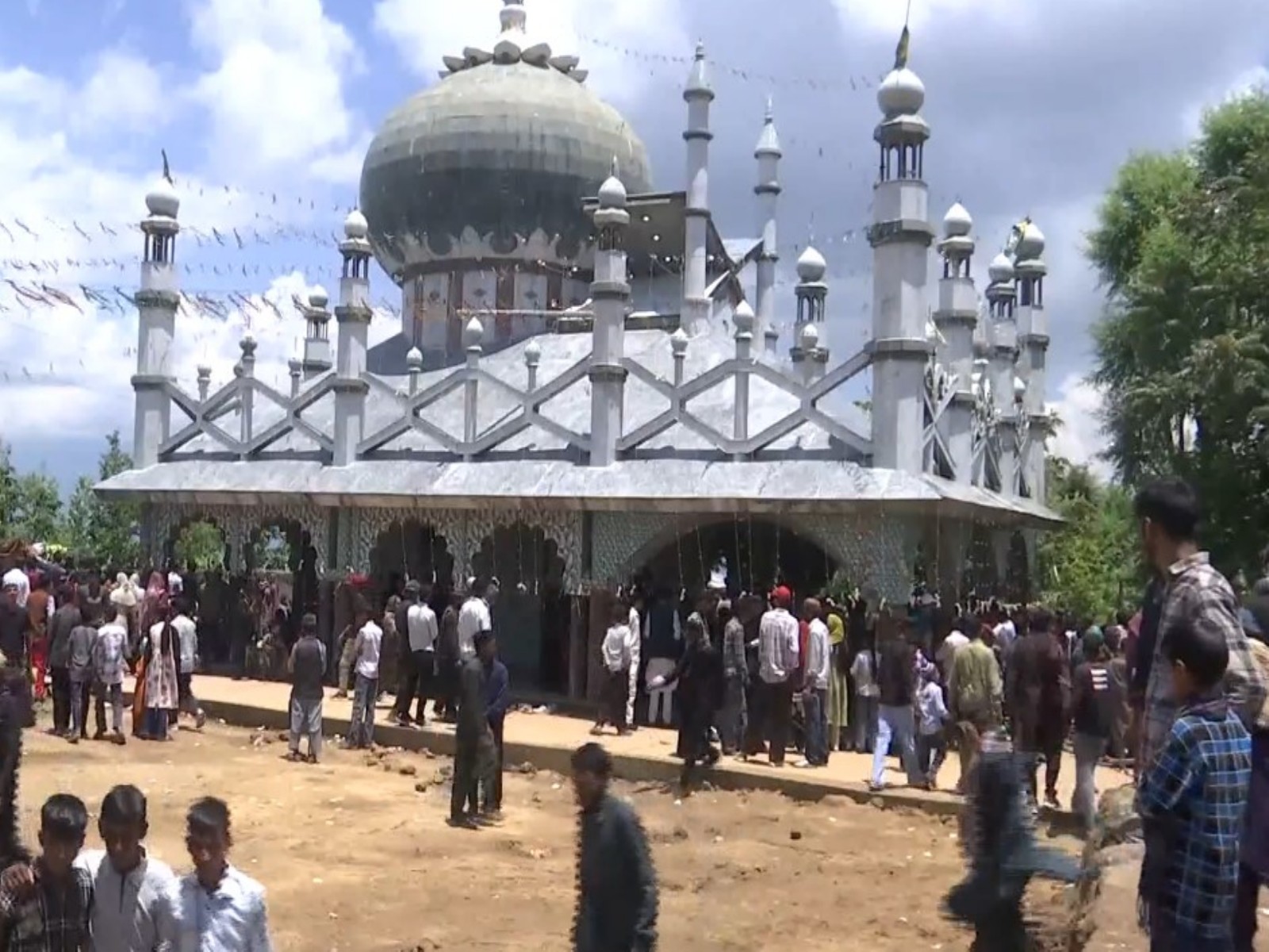 30th annual Urs of Sufi Saint Baji Shafi Sahib concludes in Rajouri (Photo/ANI) 30th annual Urs of Sufi Saint Baji Shafi Sahib concludes in Rajouri (Photo/ANI)