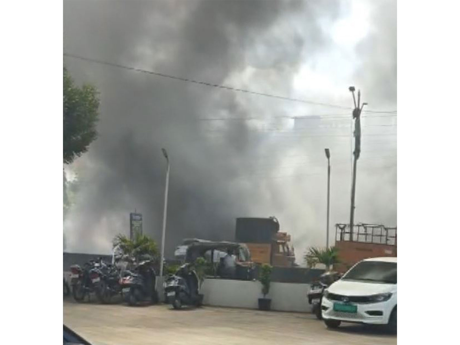 Fire breaks out at furniture shops in Handewadi (Photo/ANI)