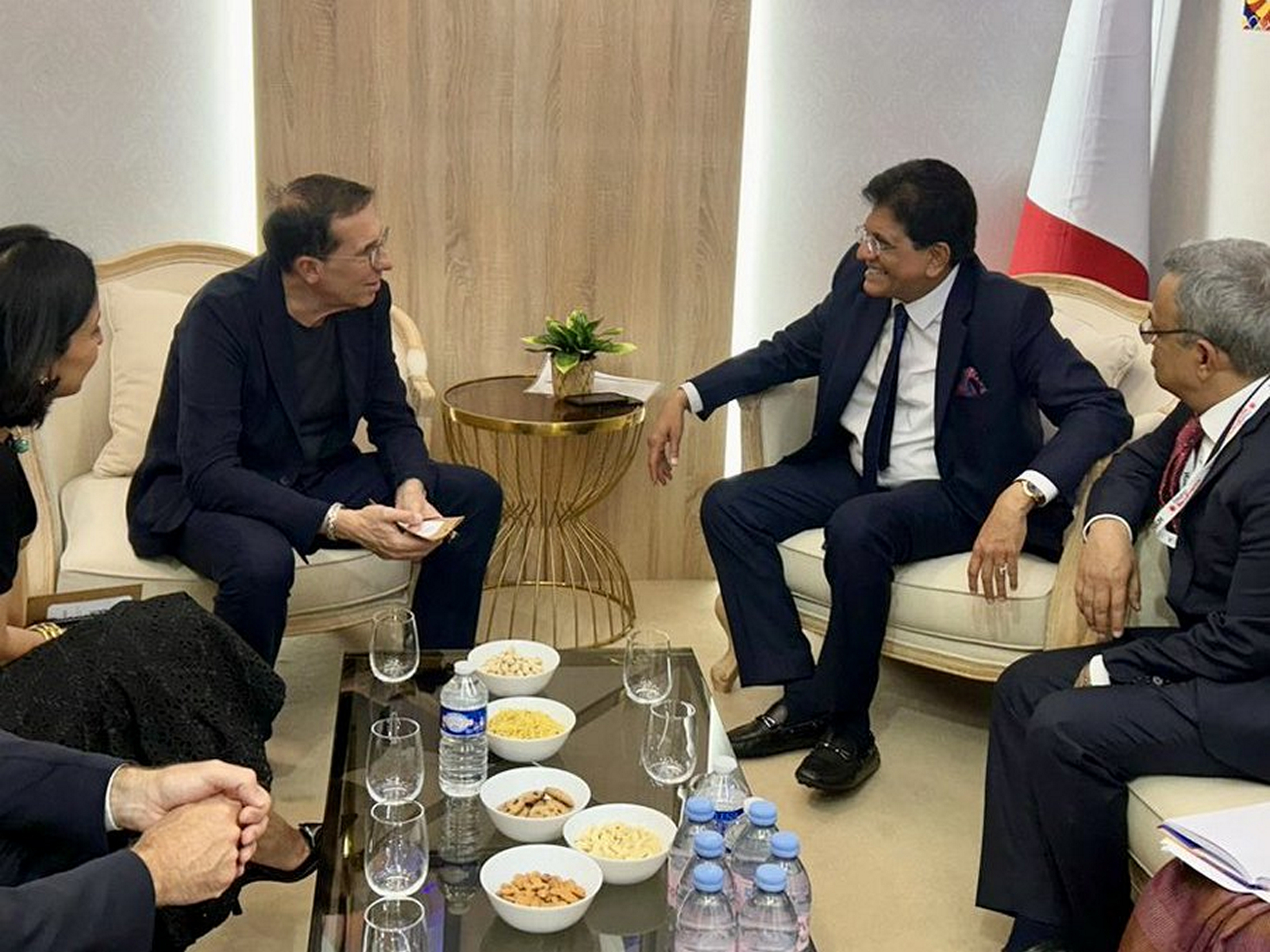 Union Commerce and Industry Minister Piyush Goyal with Nicolas Hieronimus, CEO of L'Oréal Groupe (Photo/X@PiyushGoyal) Union Commerce and Industry Minister Piyush Goyal with Nicolas Hieronimus, CEO of L'Oréal Groupe (Photo/X@PiyushGoyal)