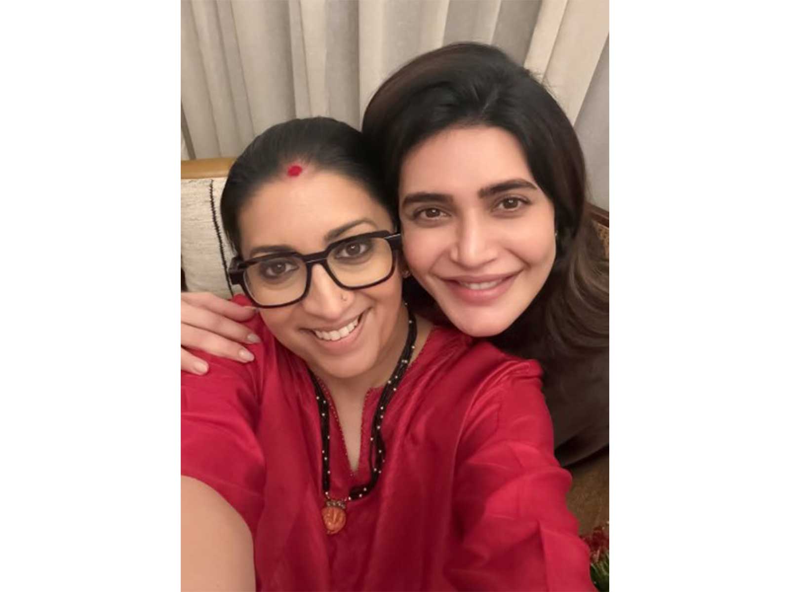 Smriti Irani and Karishma Tanna (Image source: Karishma's Instagram) Smriti Irani and Karishma Tanna (Image source: Karishma's Instagram)
