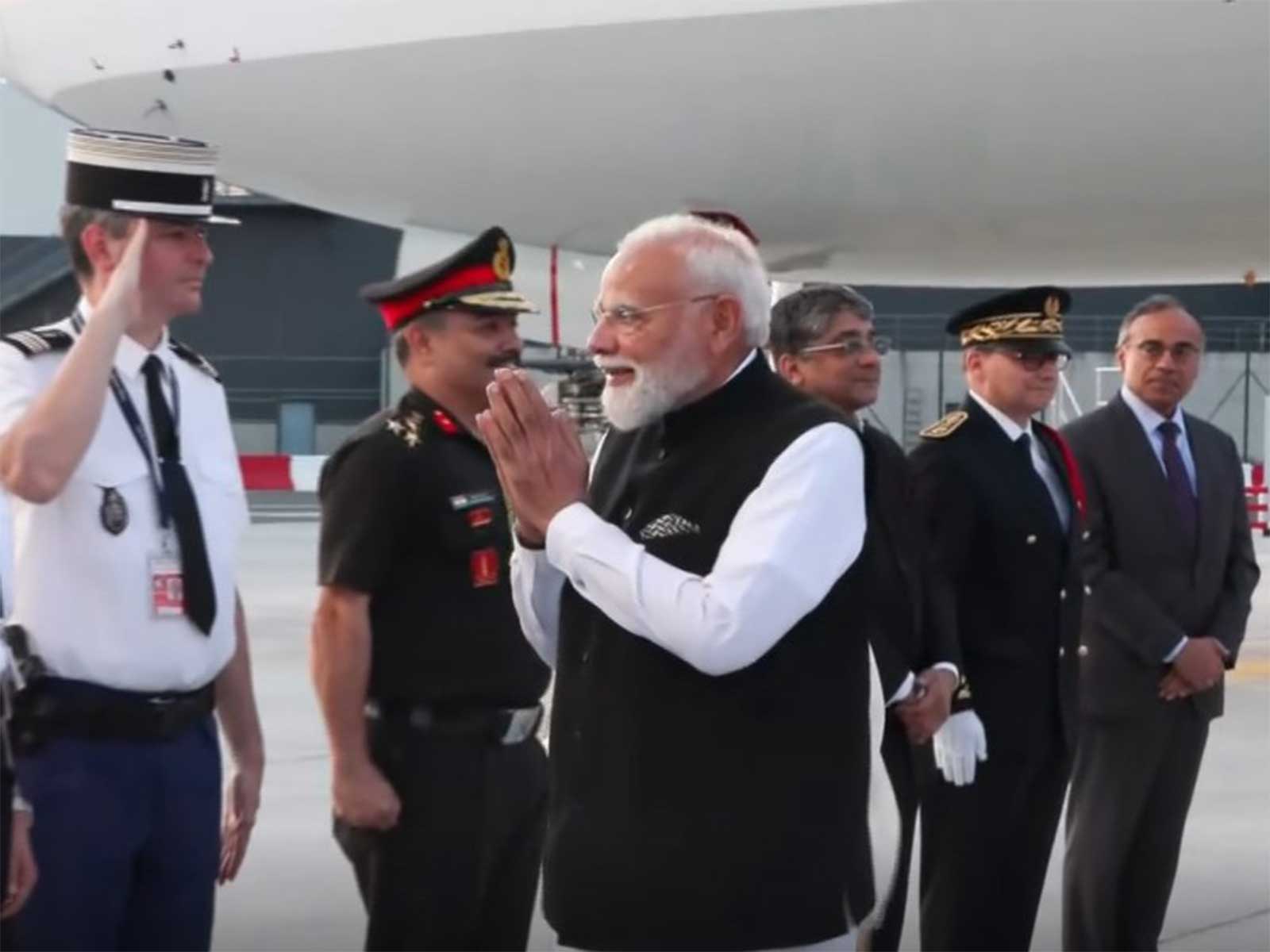 PM Modi arrives in Paris (Photo/DD)