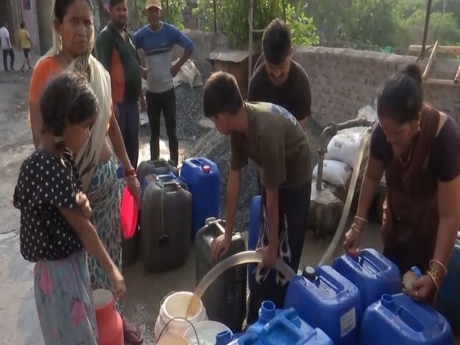 Long queues of people to collect water (Photo/ANI)