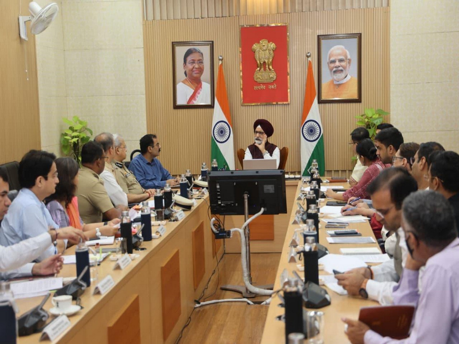 Delhi LG  chairs meeting with Chief Secretary, Commissioner of Police (Delhi), and other senior officials  (Photo/X@LtGovDelhi)