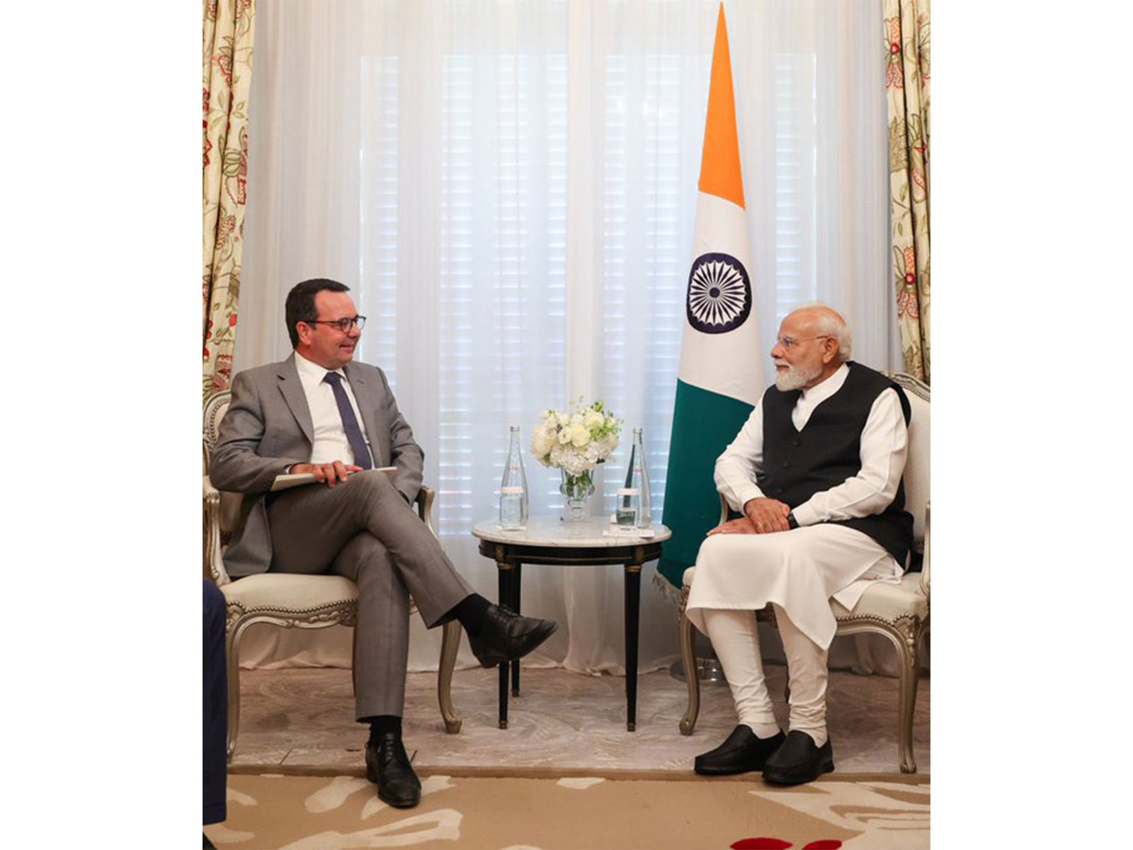 PM Narendra Modi during interaction with Alstom CEO Martin Sion in Paris (Photo/X@narendramodi)