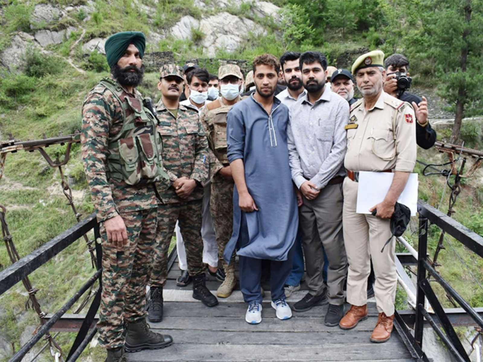 Repatriation of Pakistani National by Indian Army (Photo/X/@ChinarcorpsIA) Repatriation of Pakistani National by Indian Army (Photo/X/@ChinarcorpsIA)