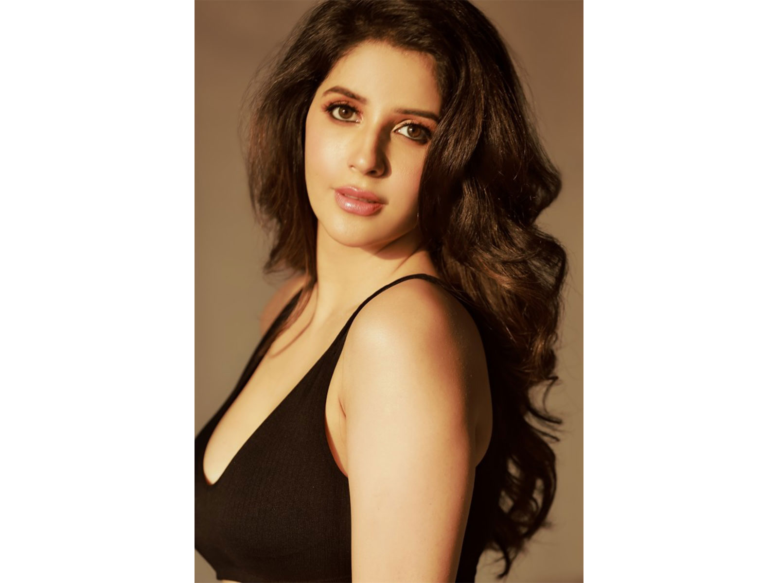 Actress Aarnaa Vohraa Features in New T-Series Music Video Actress Aarnaa Vohraa Features in New T-Series Music Video