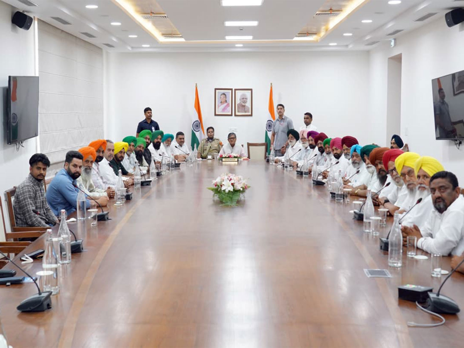 Punjab Governor Gulab Chand Kataria meets SKM delegation in Chandigarh, assures action on farmer issues (Photo/Punjab Raj Bhavan)