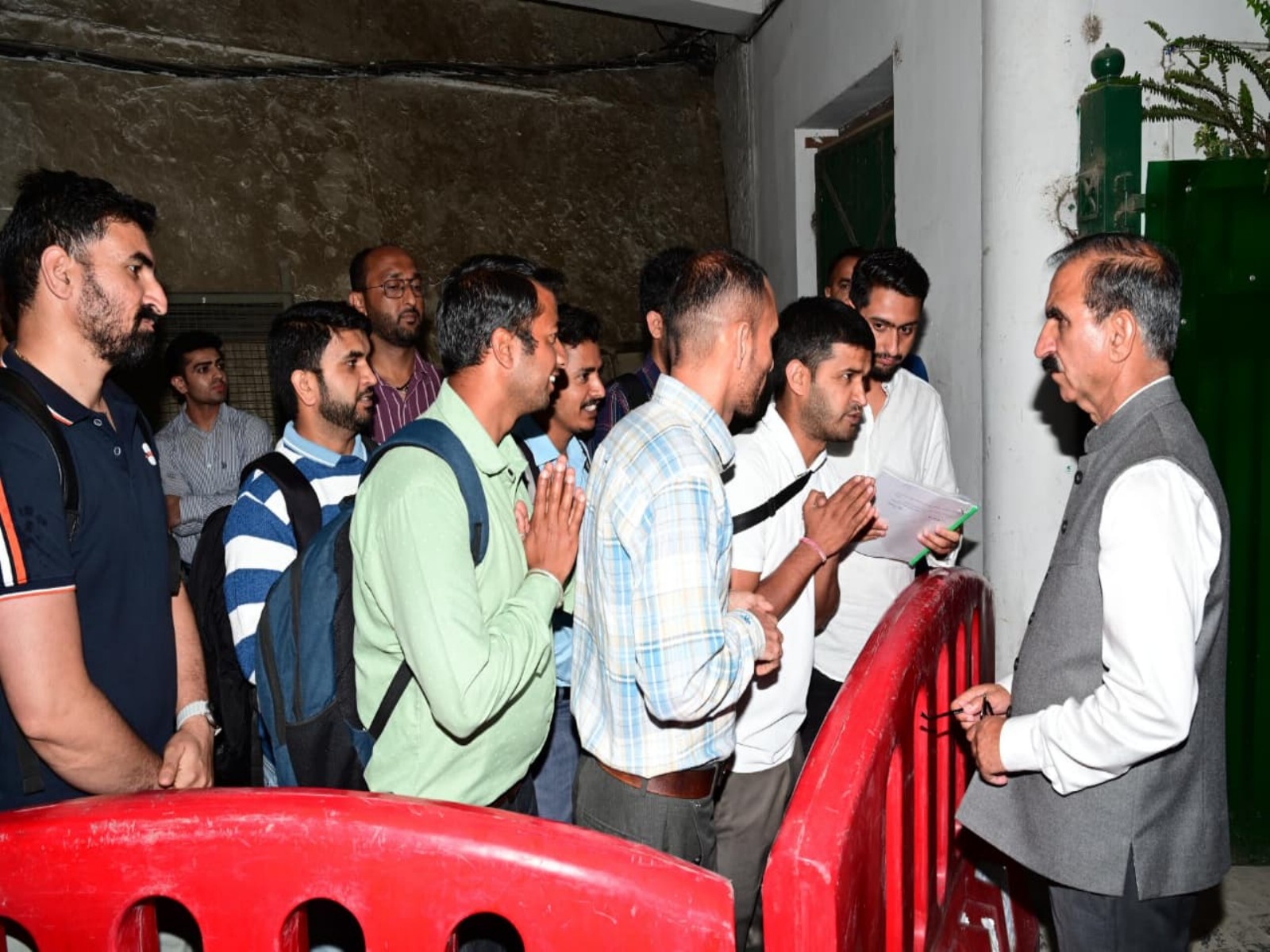 Junior Office Assistant (IT) employees meet Himachal CM Sukhu (Photo/ANI) Junior Office Assistant (IT) employees meet Himachal CM Sukhu (Photo/ANI)