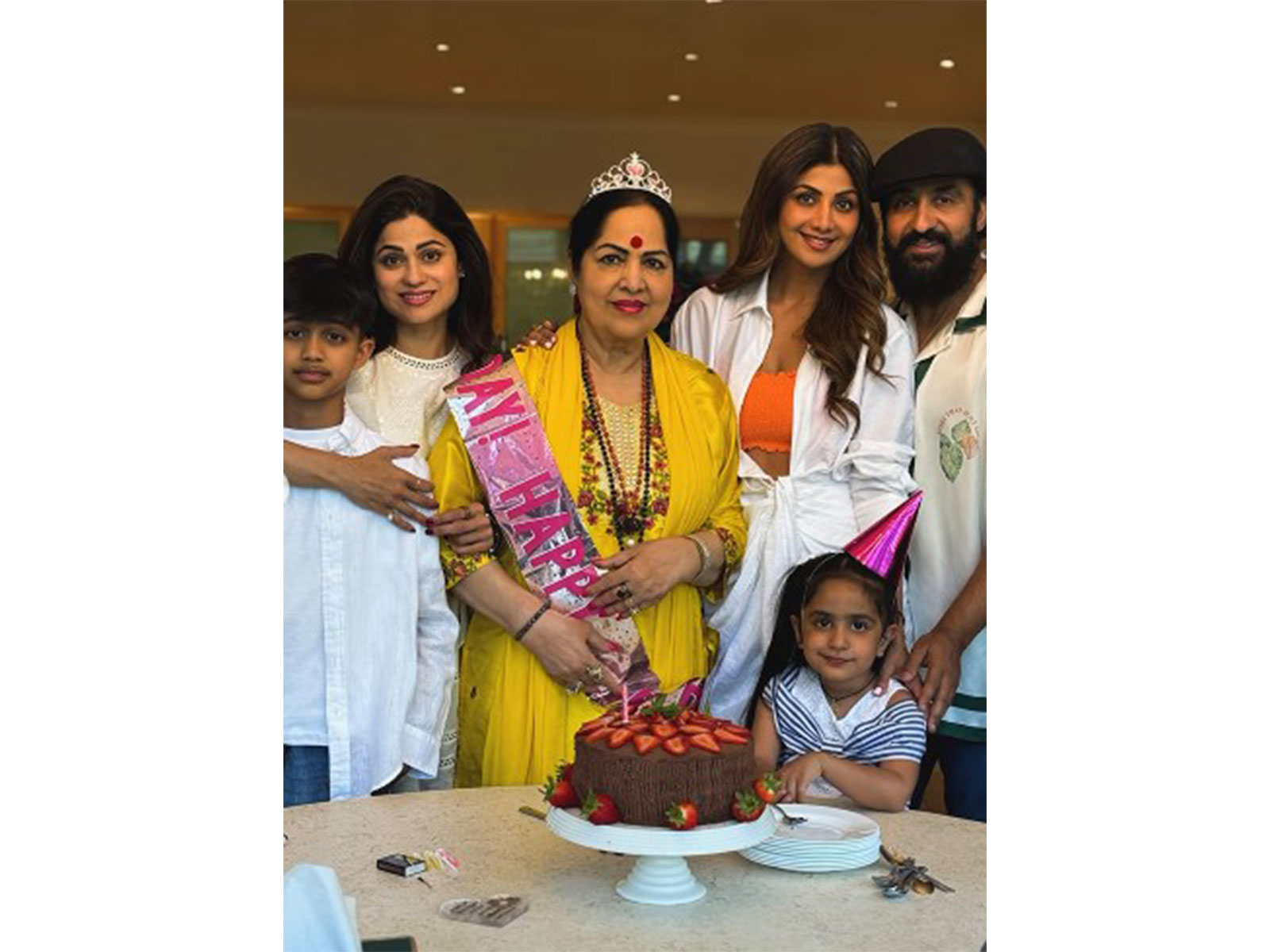 Shilpa Shetty with her family (Photo/Instagram/@theshilpashetty)