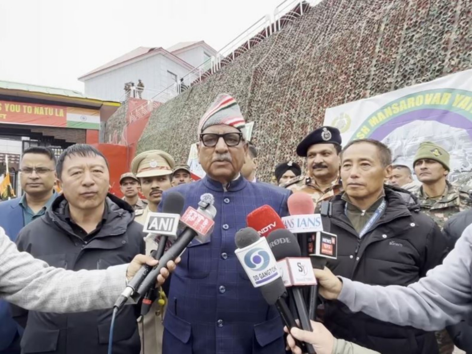Sikkim Governor Om Prakash Mathur flags off Kailash Mansarovar Yatra (Photo/ANI) Sikkim Governor Om Prakash Mathur flags off Kailash Mansarovar Yatra (Photo/ANI)