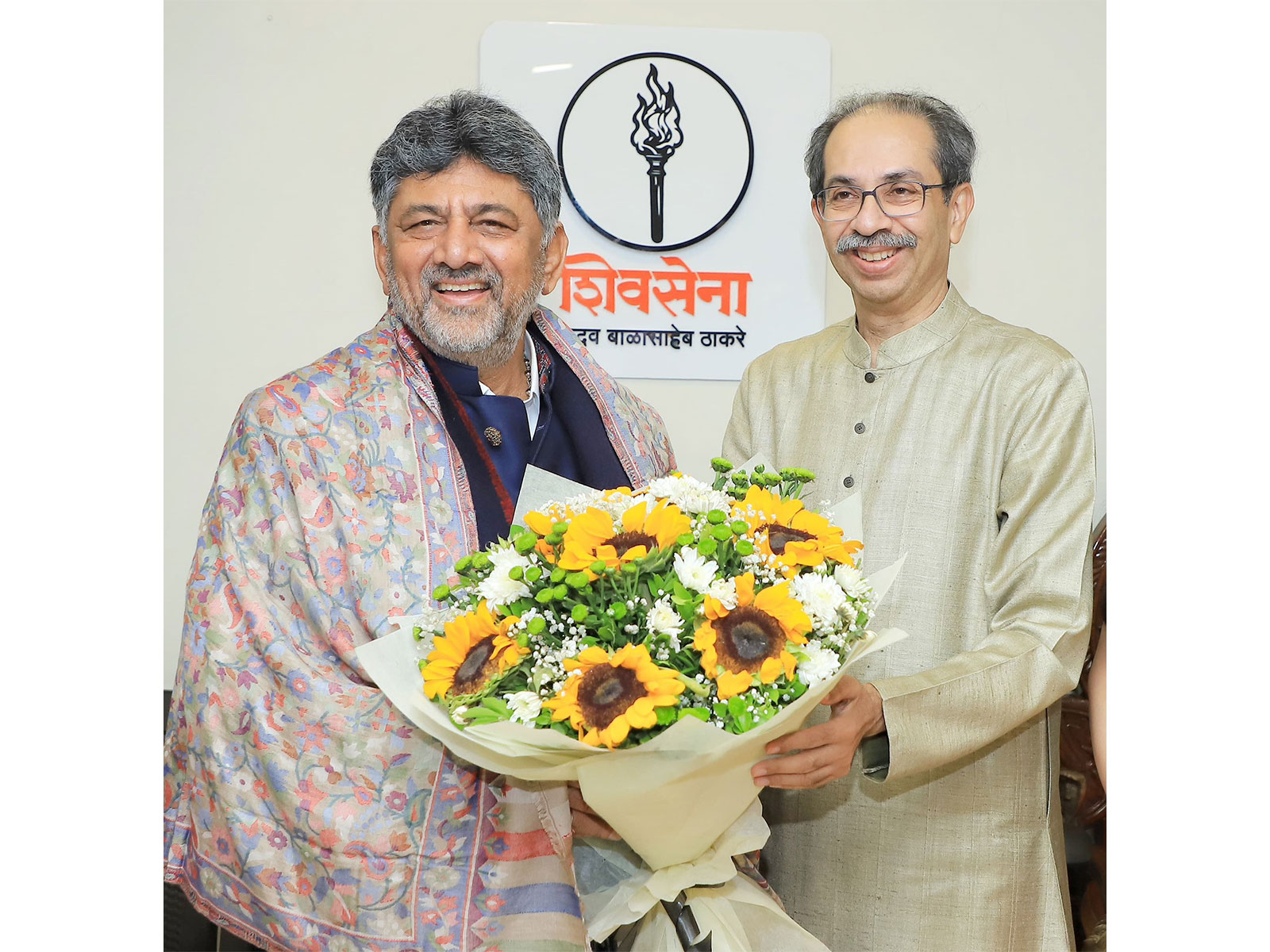 Karnataka CM DK Shivakumar with Shiv Sena (UBT) chief Uddhav Thackeray (Photo/@ShivSenaUBT_)