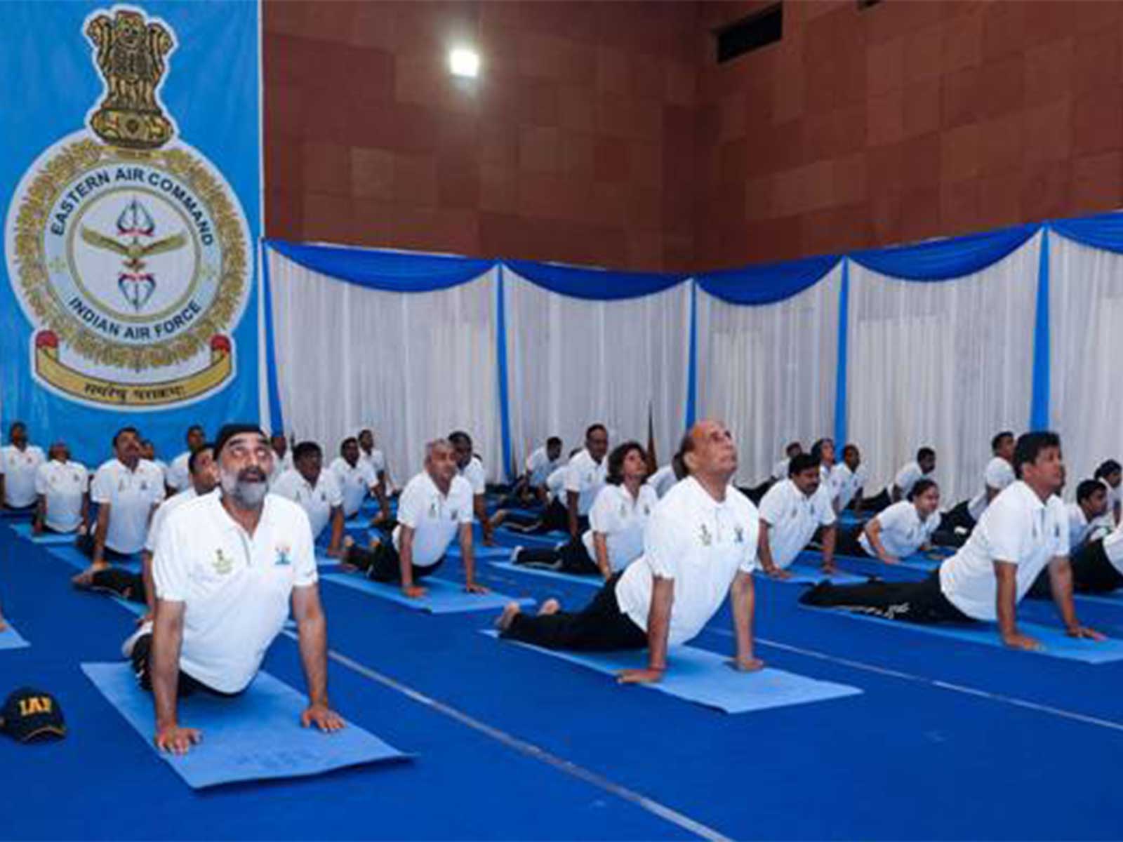 Defence Minister Rajnath Singh performs Yoga with 1,000 soldiers (Photo/PIB) Defence Minister Rajnath Singh performs Yoga with 1,000 soldiers (Photo/PIB)
