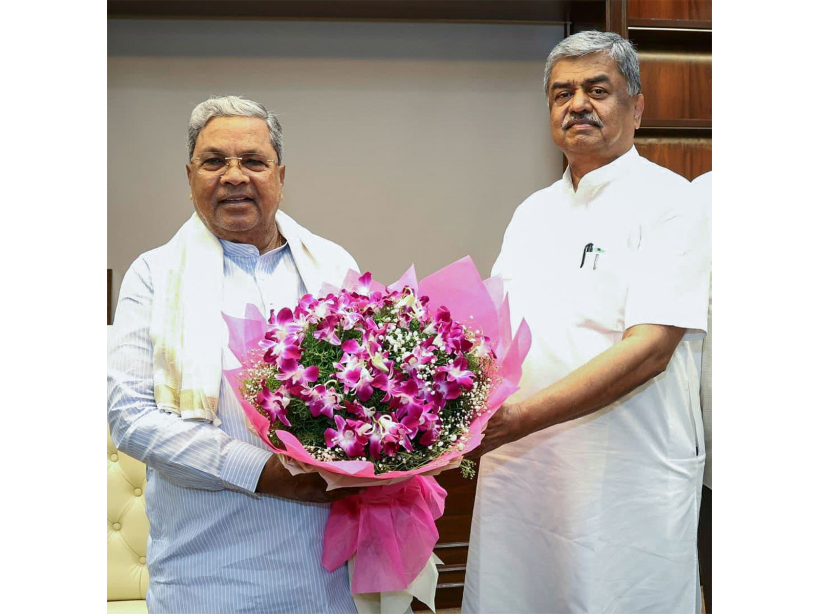 Former Karnataka CM Siddaramaiah with newly appointed KPCC President BK Hariprasad (File Photo/ANI)