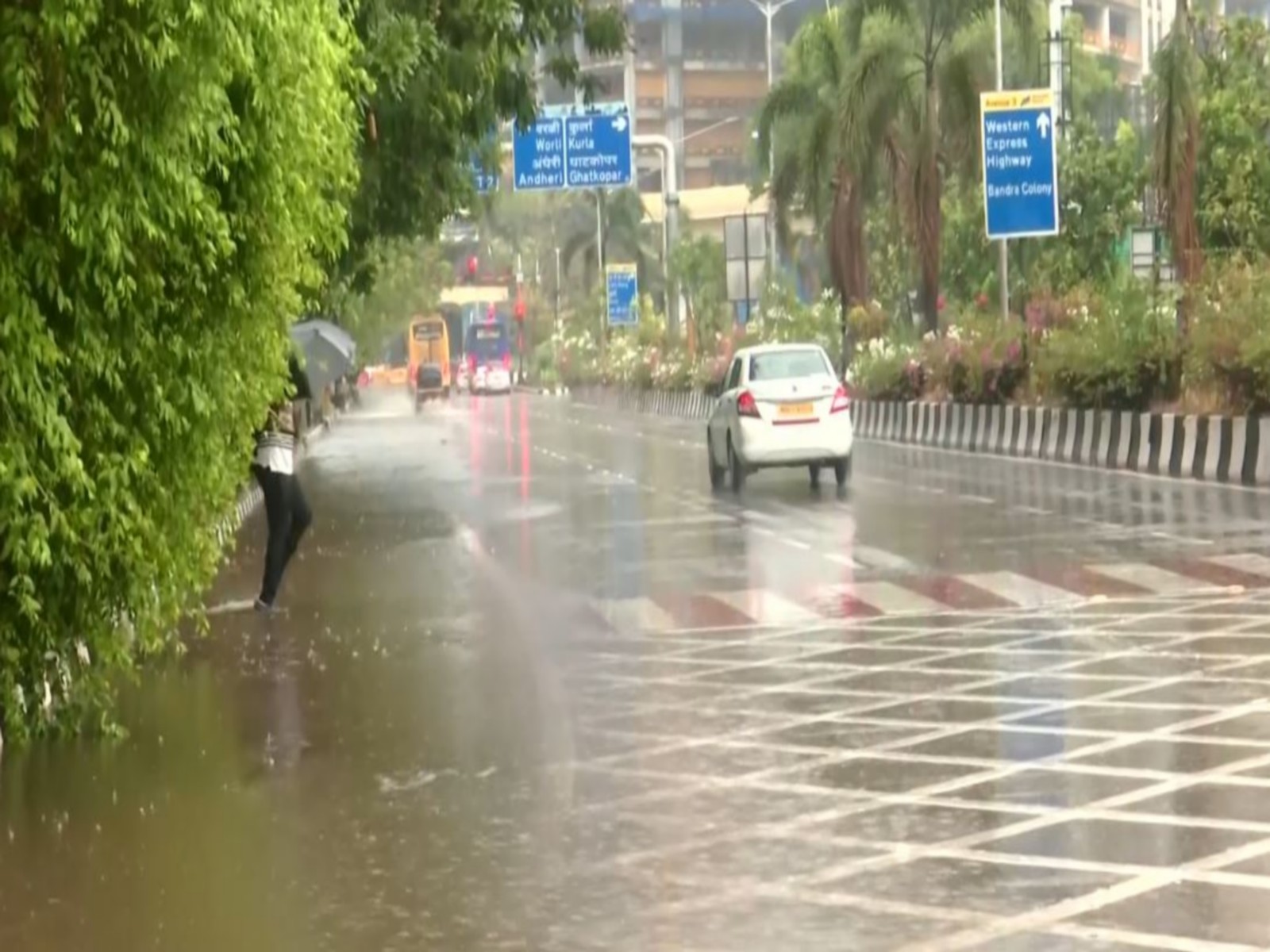 Rainfall lashes parts of Mumbai (Photo/ANI)