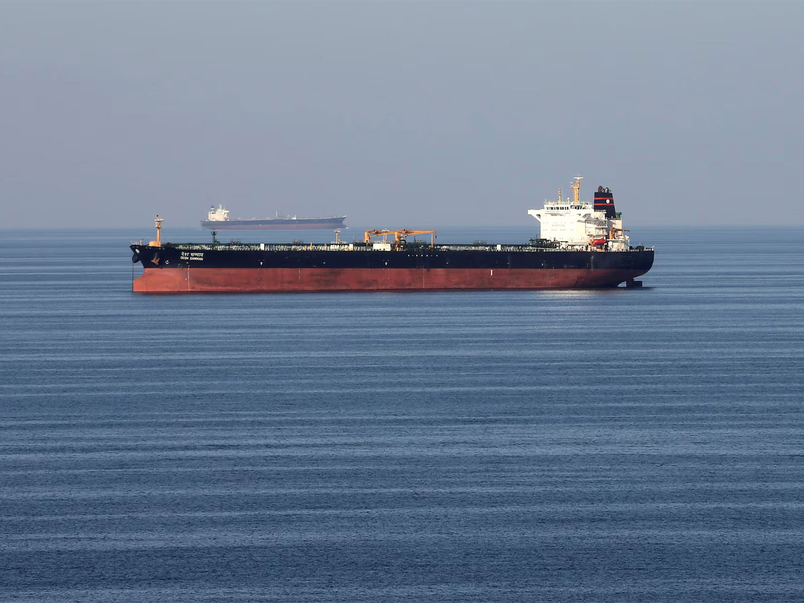 Oil tankers transit through the Strait of Hormuz. (Photo/Reuters) Oil tankers transit through the Strait of Hormuz. (Photo/Reuters)