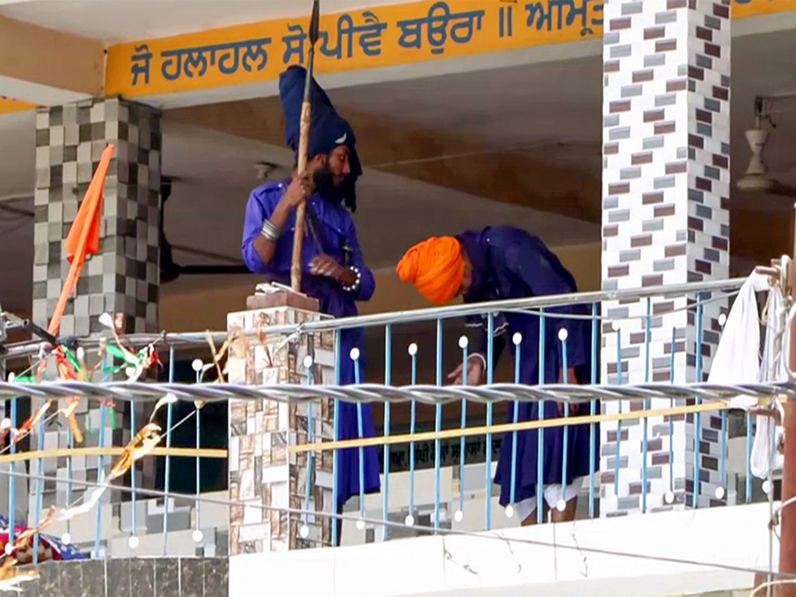 A group of Nihang Sikhs arrive at the Gurdwara to persuade the Nihangs staying inside to comply (Photo/ANI) A group of Nihang Sikhs arrive at the Gurdwara to persuade the Nihangs staying inside to comply (Photo/ANI)