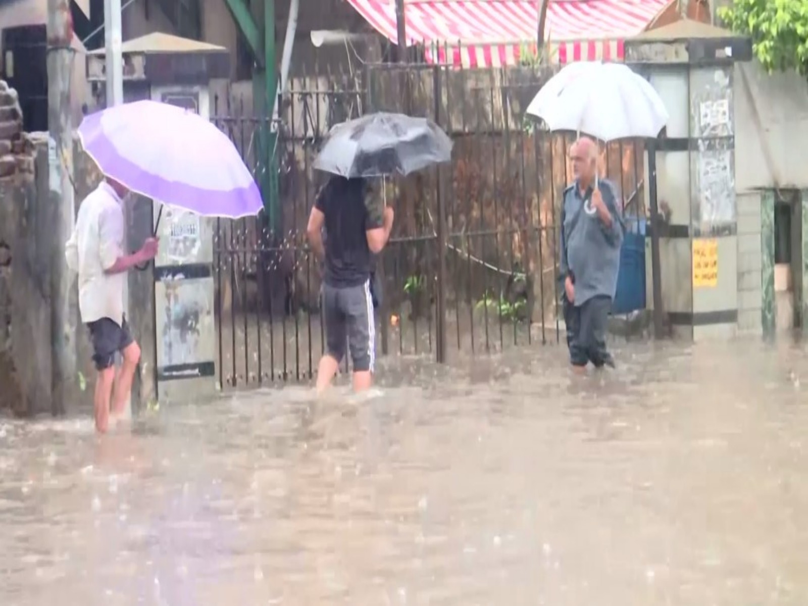 Heavy downpoar forces heavy waterlogging in Mumbai (Photo/ANI)