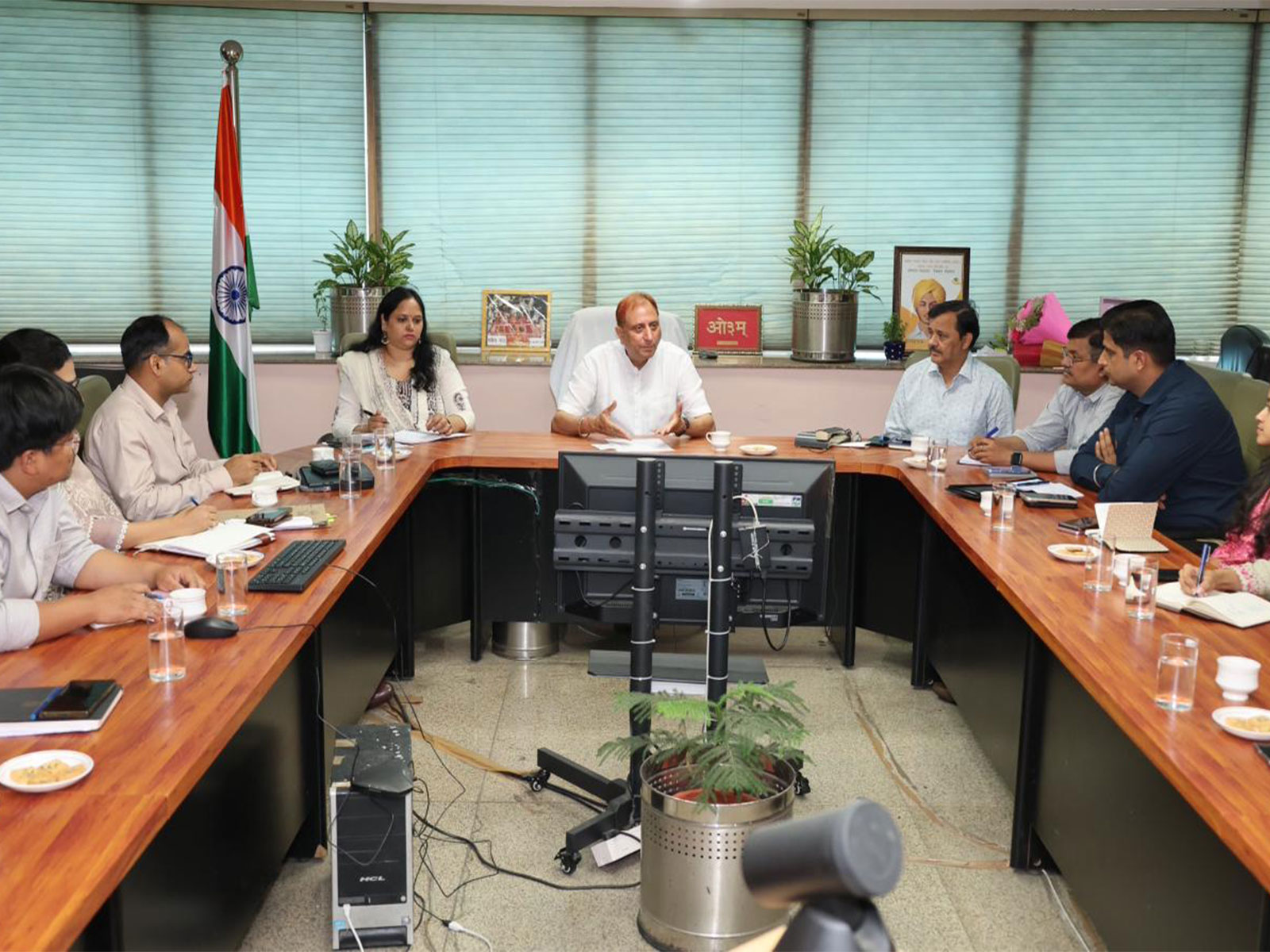 Delhi Mayor chairing a meeting with officials. (Photo/MCD Release)