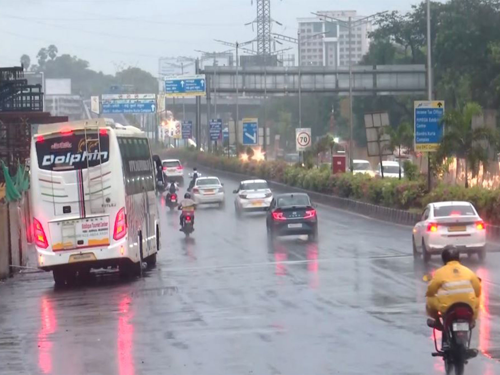 Monsoon showers continue to lash Mumbai (Photo/ANI) Monsoon showers continue to lash Mumbai (Photo/ANI)