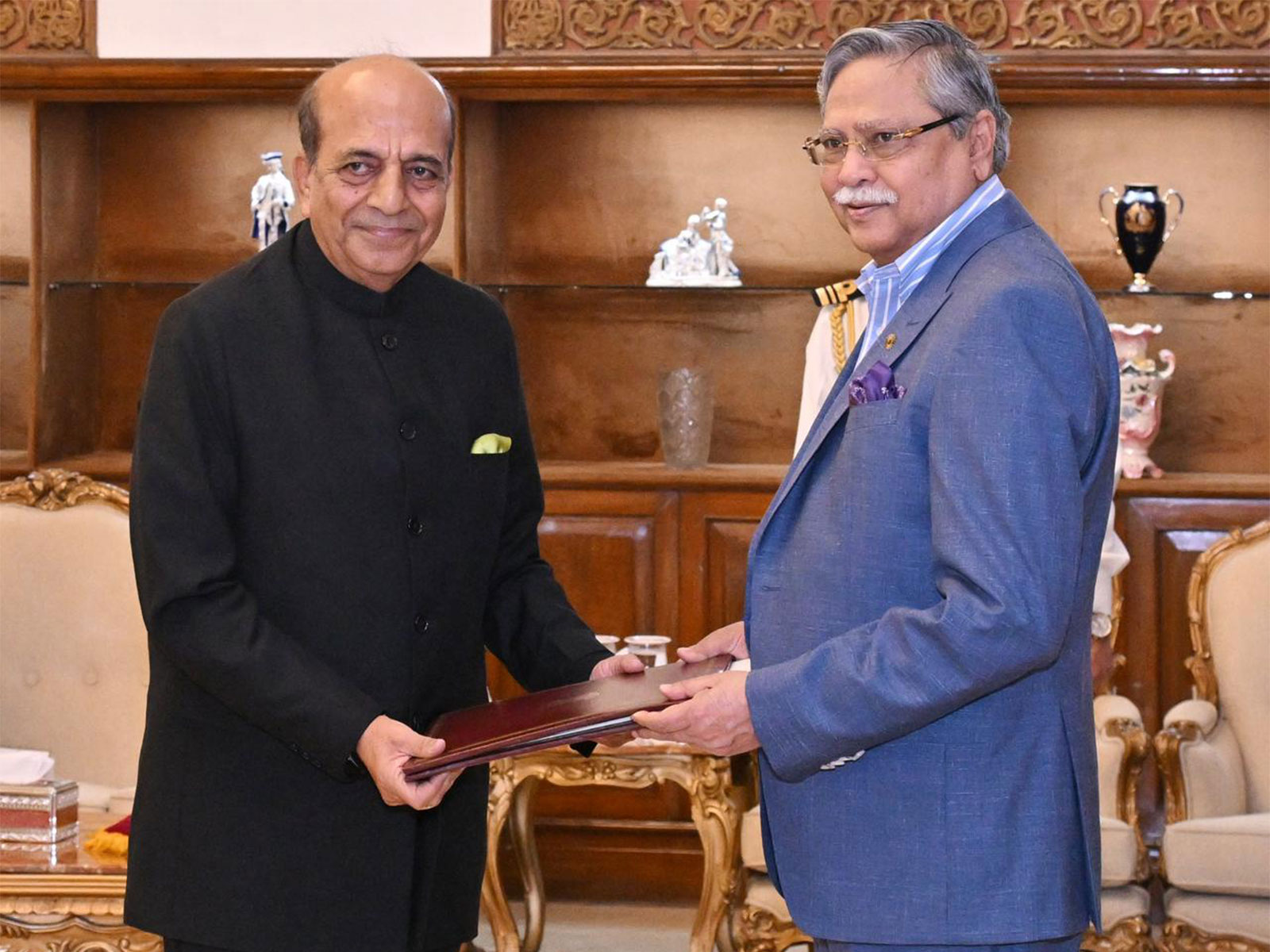 Indian High Commissioner Dinesh Trivedi presents his credentials to Mohammed Shahabuddin, the President of Bangladesh (Photo/Bangabhaban)