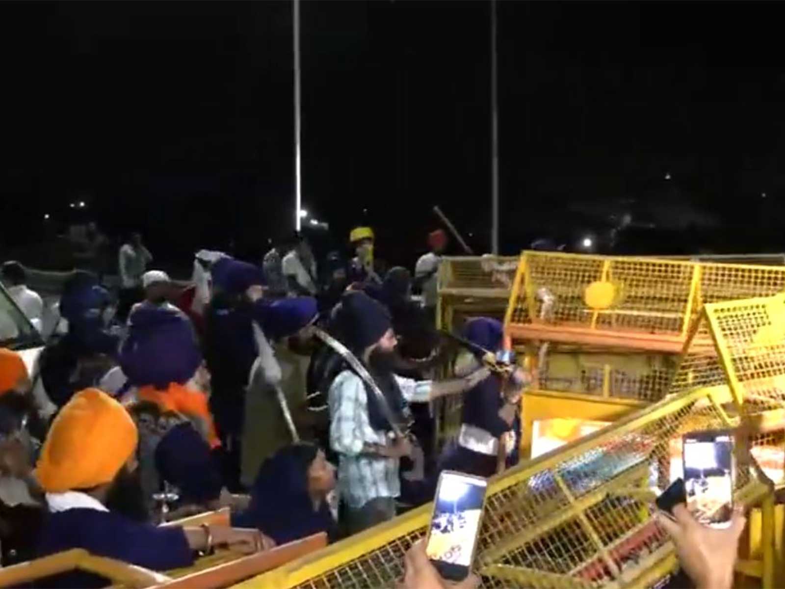 Jatha of Nihang organizations (jathebandis) stopped by Police (Photo/ANI)