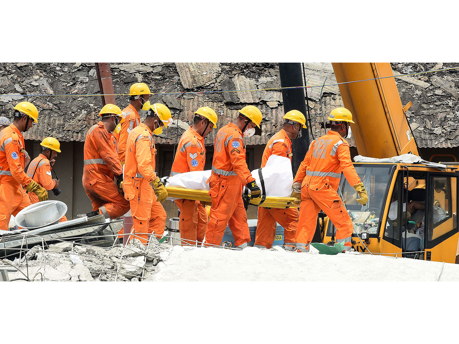 NDRF personnel recover a body after warehouse shed collapse in Taratala (Photo/ANI) NDRF personnel recover a body after warehouse shed collapse in Taratala (Photo/ANI)