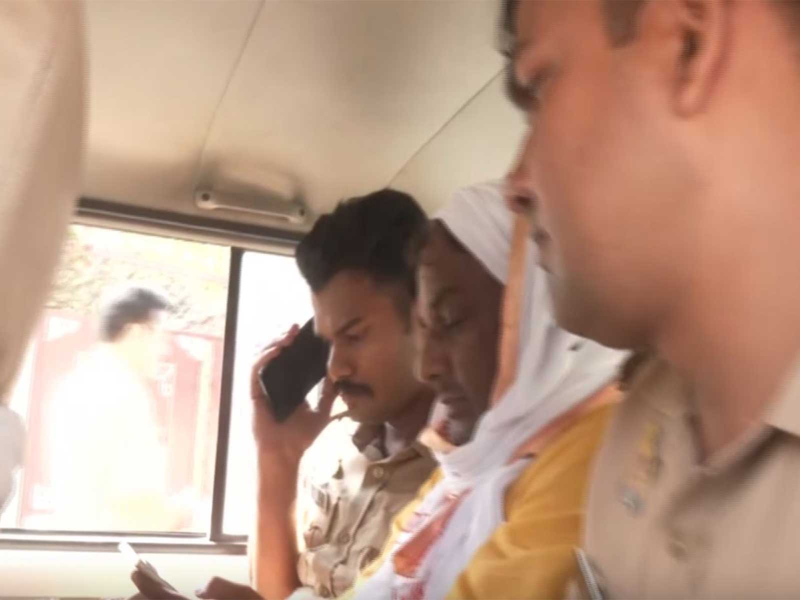Alleged accused Tinu Yadav in Police custody (Photo/ANI) Alleged accused Tinu Yadav in Police custody (Photo/ANI)