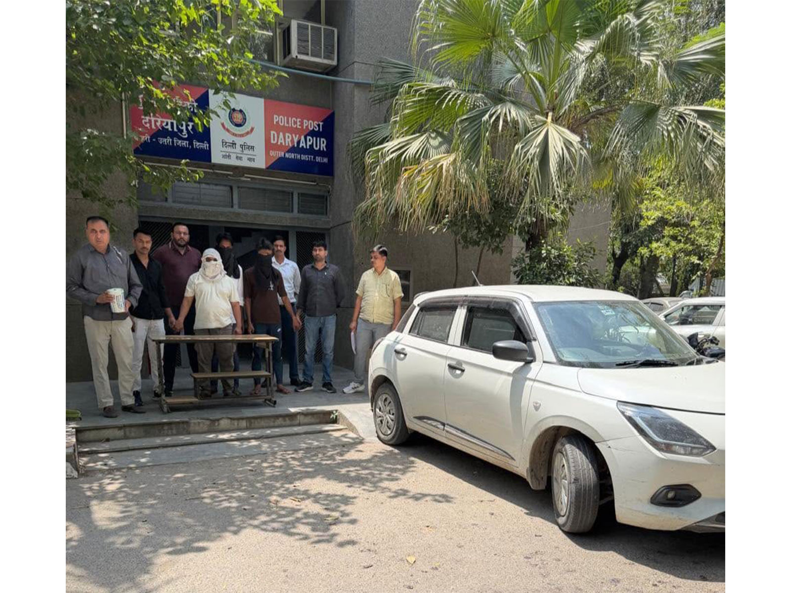 Delhi Police personnel with arrested accused (Photo/X@CrimeBranchDP)
