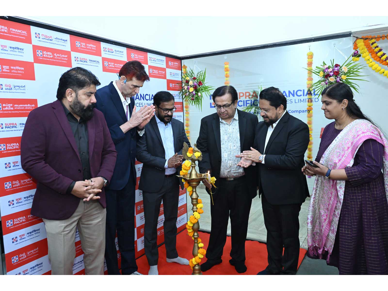 L to R: Deepak Francis (Business Head), R. Balakrishnan (Head – Treasury), Rajeev M. R. (CFO), Mahesh Thakkar (Chairman, FIDC), Manoj Ravi (CEO), and Bindu Menon (Zonal Head – Maharashtra)