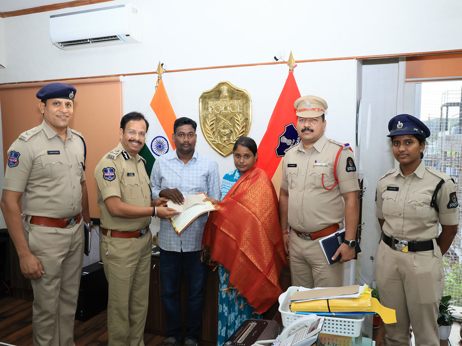 Hyderabad Police Commissioner honours couple for rescuing minor (Photo/Hyderabad City Police) Hyderabad Police Commissioner honours couple for rescuing minor (Photo/Hyderabad City Police)