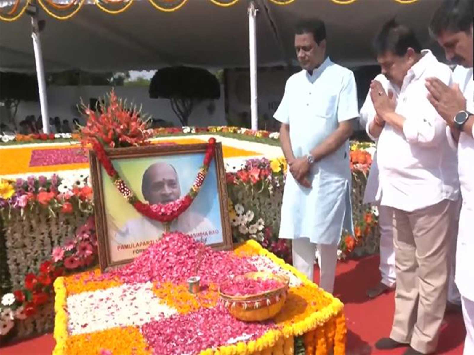  Leaders pay floral tributes to former Prime Minister PV Narasimha Rao  at PV Ghat. (Photo/ANI)